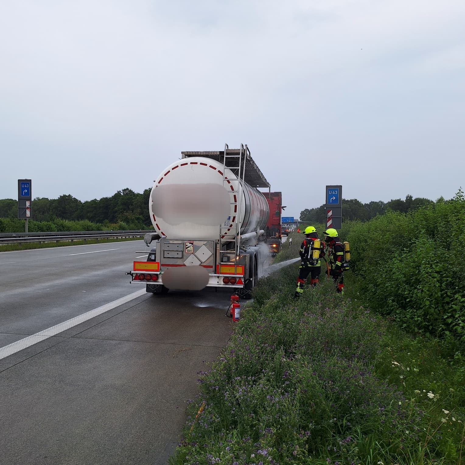 FW-ROW: Heißgelaufene Lkw-Bremse sorgt für Feuerwehreinsatz auf der A1