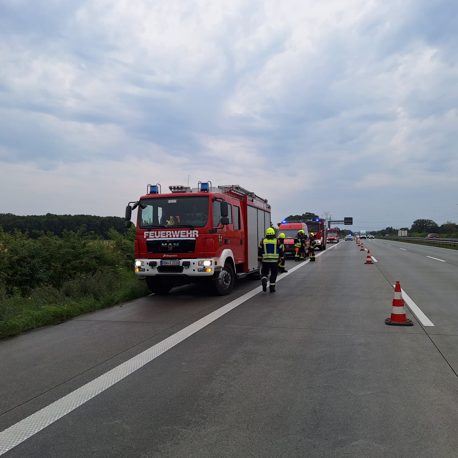 FW-ROW: Heißgelaufene Lkw-Bremse sorgt für Feuerwehreinsatz auf der A1