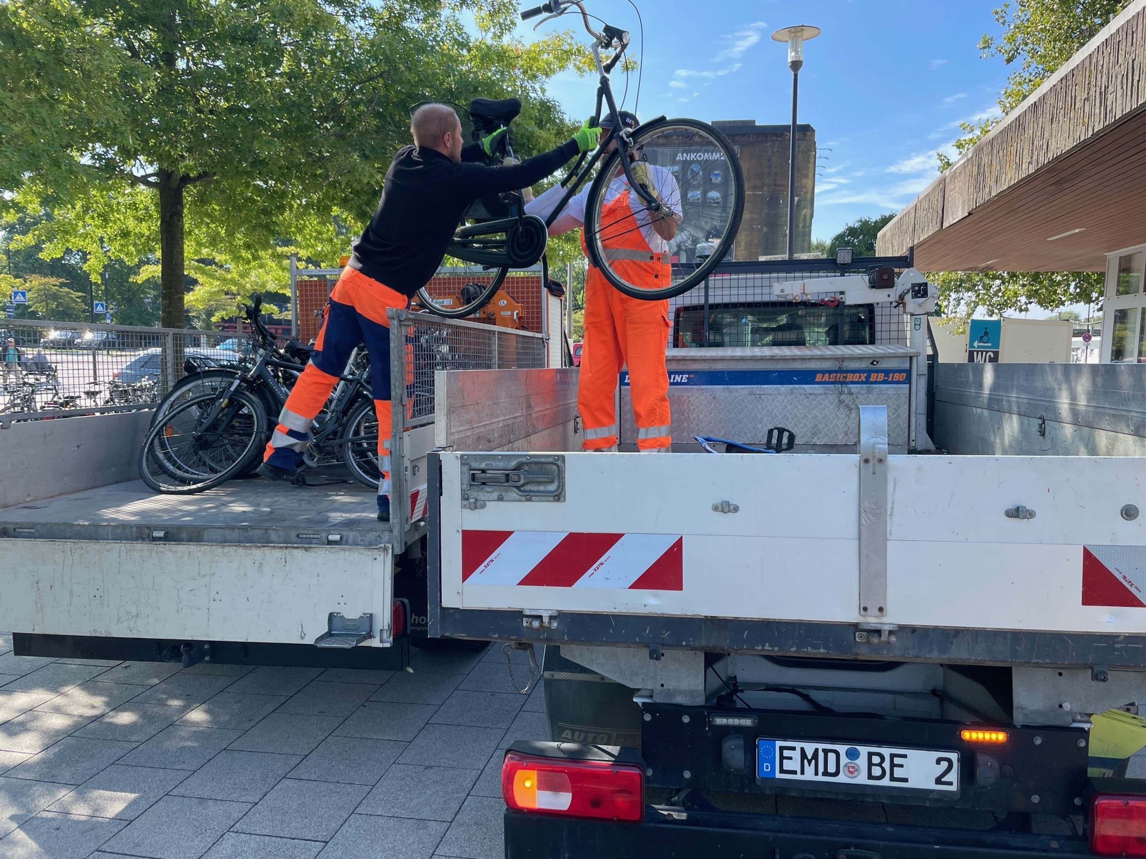 Fahrradschrott-Aktion schafft Platz am Emder Hauptbahnhof