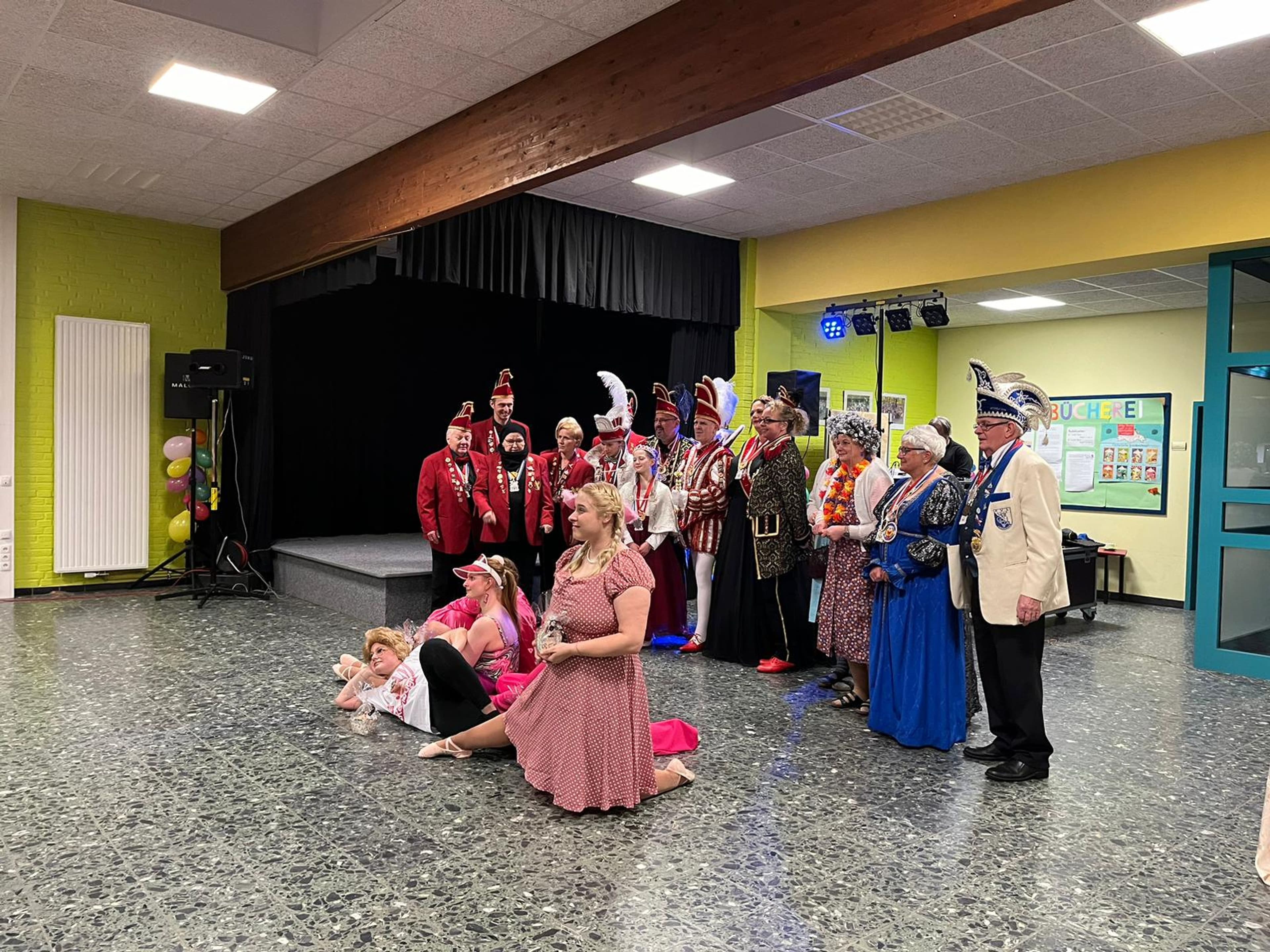 Karneval für Senioren: Ein Nachmittag voller Spaß und Unterhaltung!