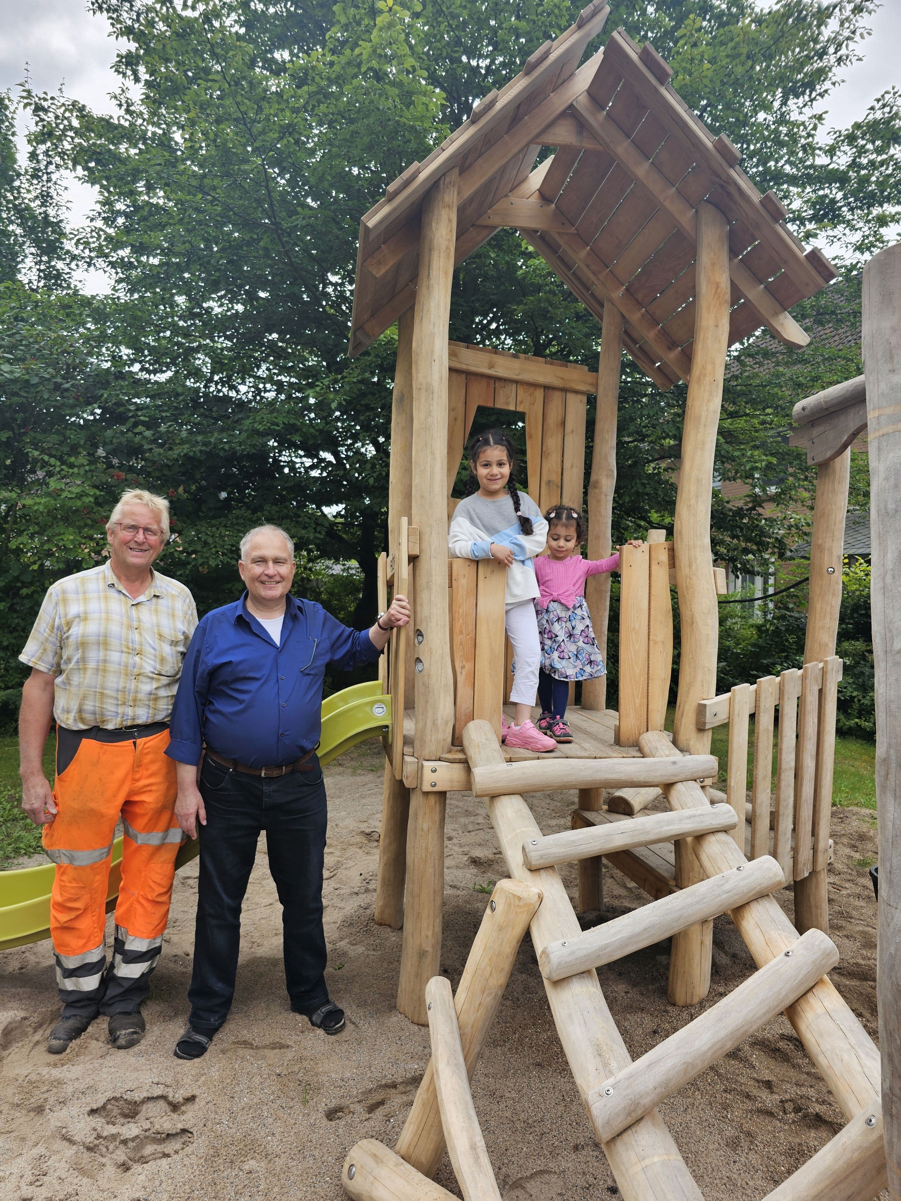 Neues Klettergerüst begeistert Kinder im Weizenkamp