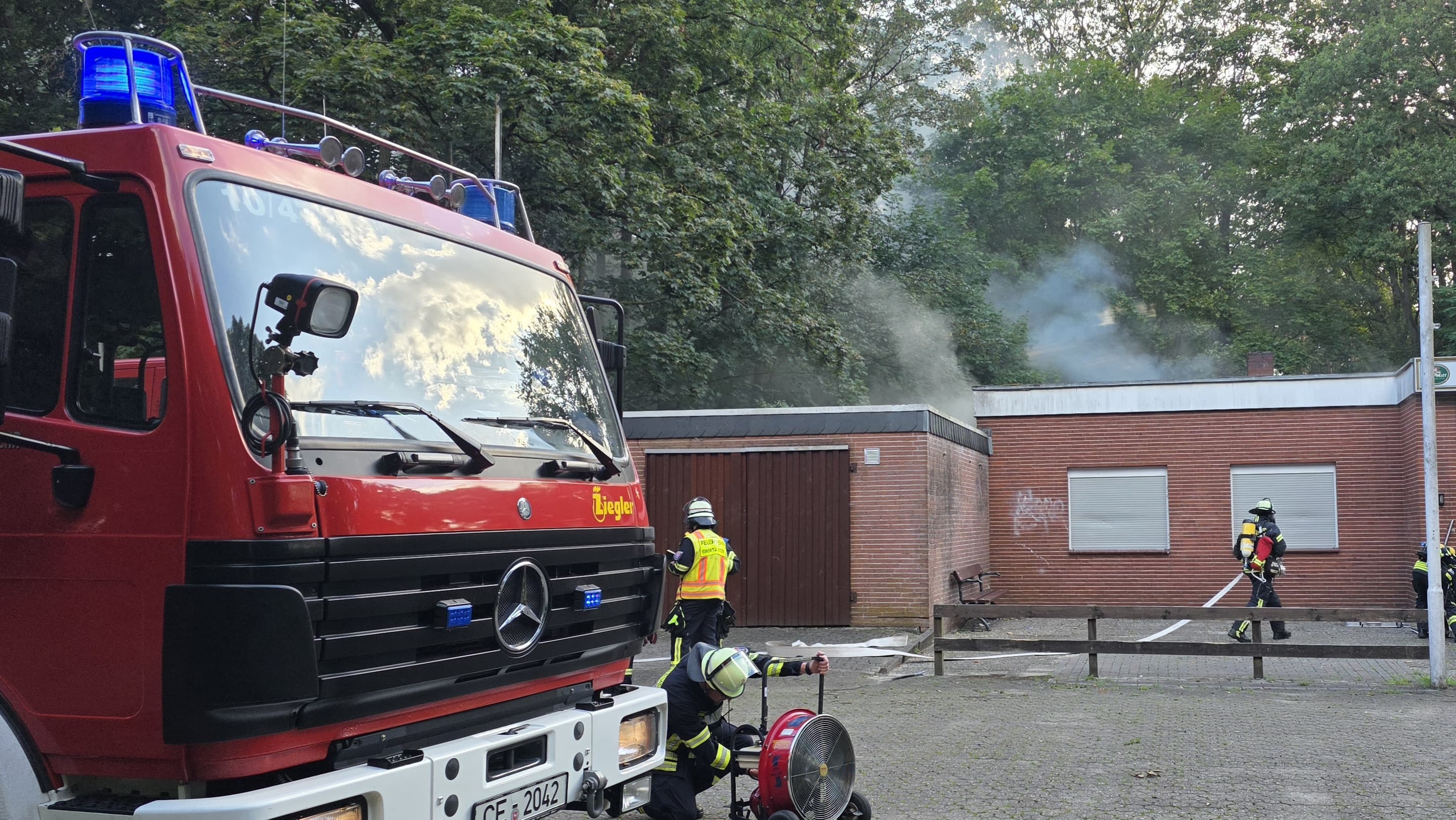 FW Celle: Aufwendige Löscharbeiten bei Brand im Lönsweg