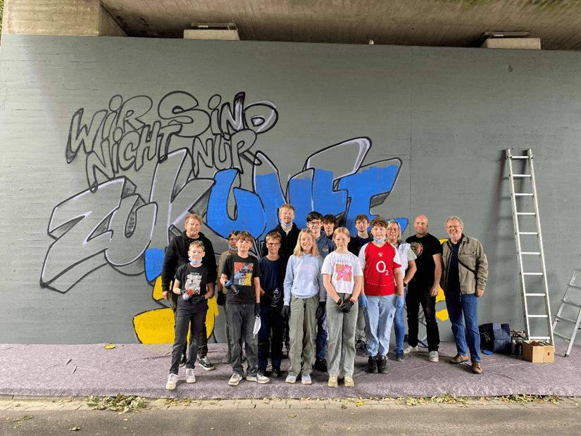Graffiti am Brückenpfeiler: Kinder und Jugendliche gestalten unter der Kurt-Schumacher-Brücke
