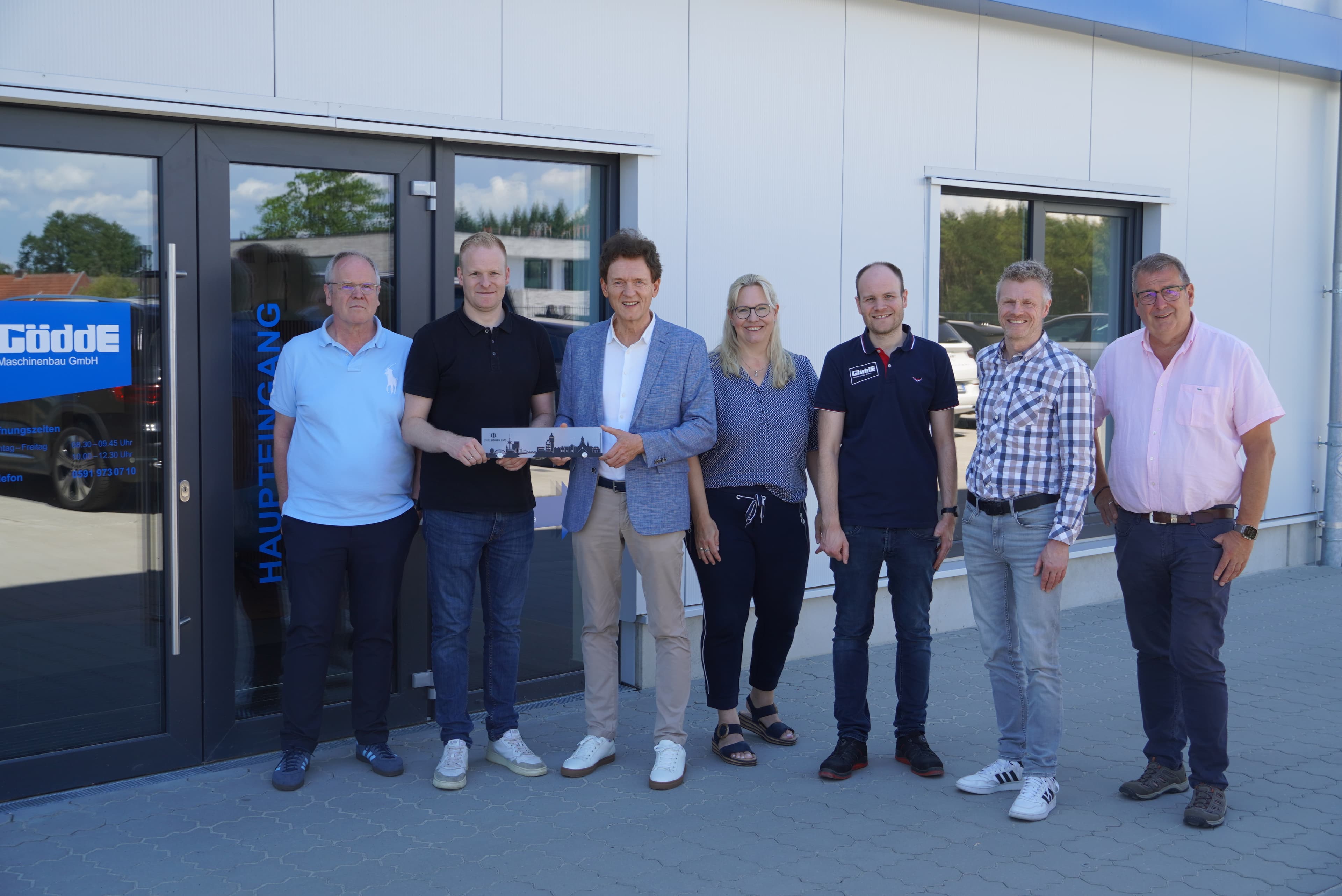 (v.l.) Geschäftsführer Bernhard und Johannes Gödde, Oberbürgermeister Dieter Krone, stellvertretende Ortsbürgermeisterin Sandra Barkmann, Projektleiter Neubau Bernd-Christian Gödde, Dietmar Lager von der städtischen Wirtschaftsförderung und Martin Koopmann von dem Wirtschafts- und Grundstücksausschuss (WGA).
