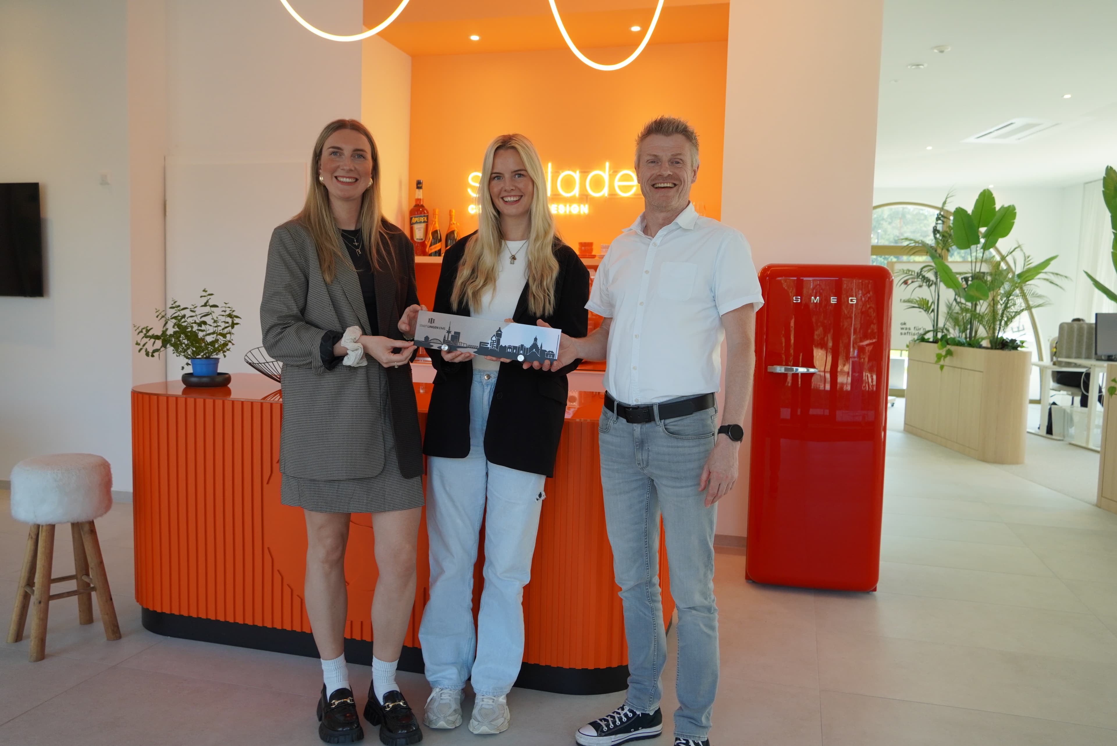 Dietmar Lager mit Anna Wilmes und Lea Wintermann in den neuen Räumen der Marketingagentur saftladen