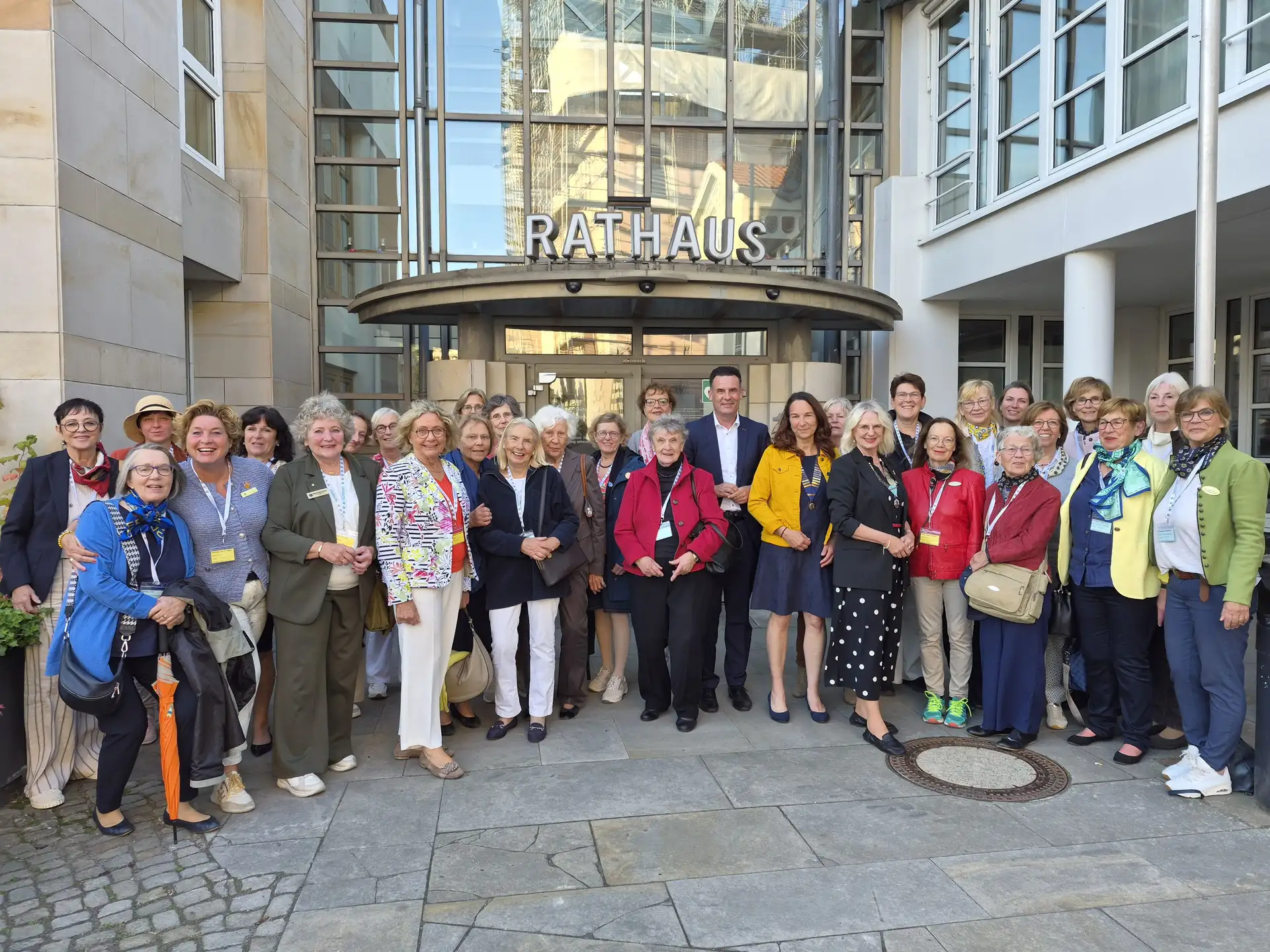 Frauen-Delegation beim Besuch des Rathauses, stehend vor dem Gebäudeeingang.
