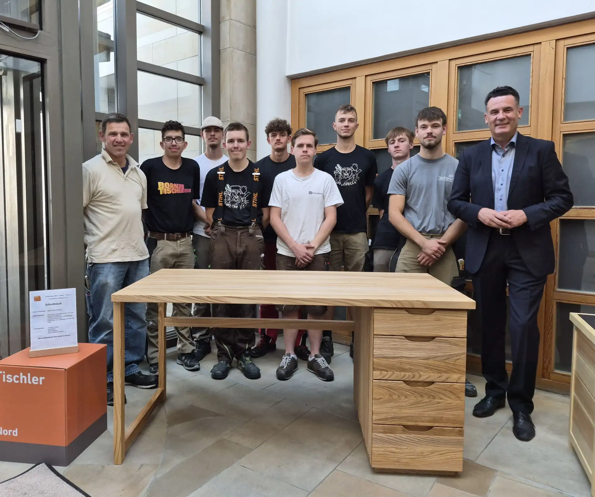 Michael Braun (l.), Obermeister der Tischler-Innung Gifhorn-Wittingen-Wolfsburg, und Matthias Nerlich (r.), Bürgermeister der Stadt Gifhorn beglückwünschten die frischgebackenen Tischlergesellen und eröffneten die Ausstellung.