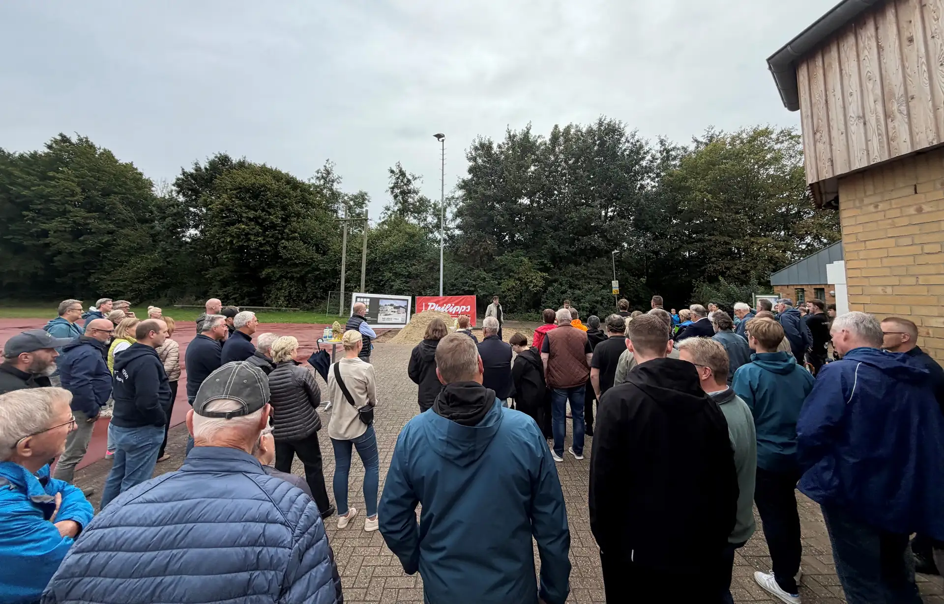 Erster Spatenstich für neue Turnhalle in Bissendorf-Holte