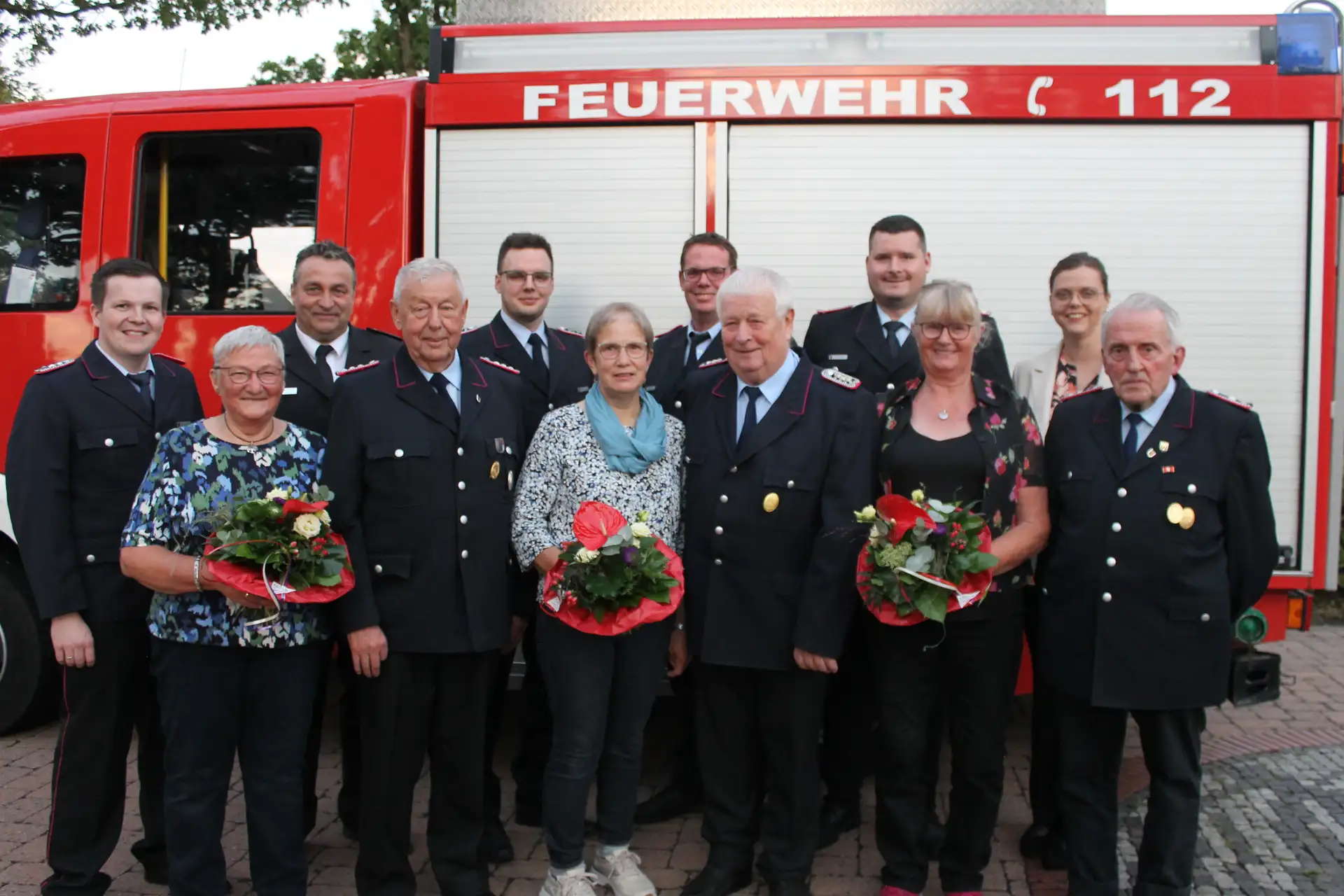Personengruppe bei einer Feierstunde der Freiwilligen Feuerwehr Godensholt: Geehrte Kameraden, Führungskräfte sowie stellvertretende Bürgermeisterin und Ehrenamtsträger.