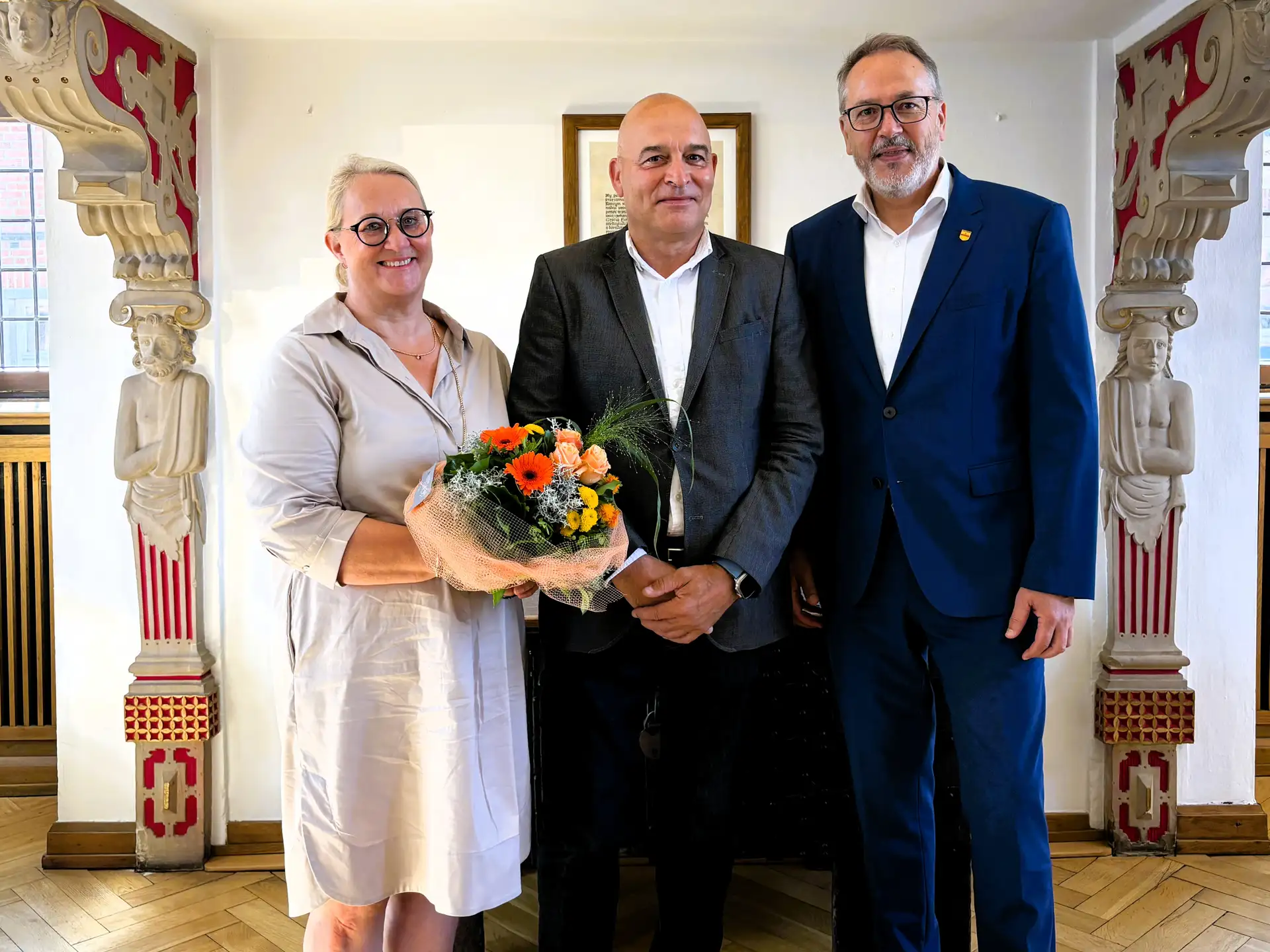 Bürgermeister Helmut Knurbein (r.) richtete seine Dankesworte an Günter Otten (Mitte) und seine Ehefrau Judith.