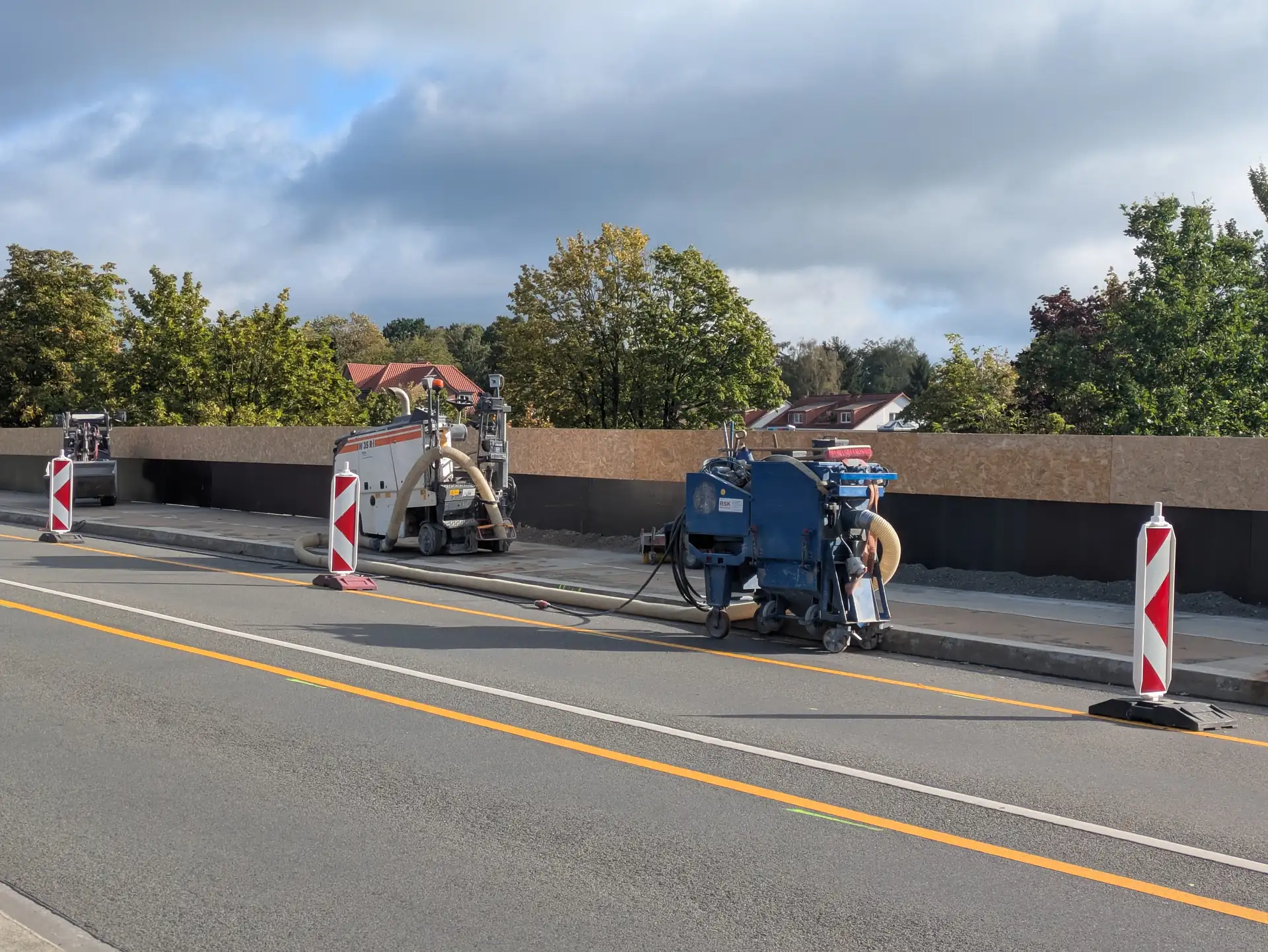 Erneuerung an der Canteleu-Brücke: Geh- und Radweg erhält neuen Belag