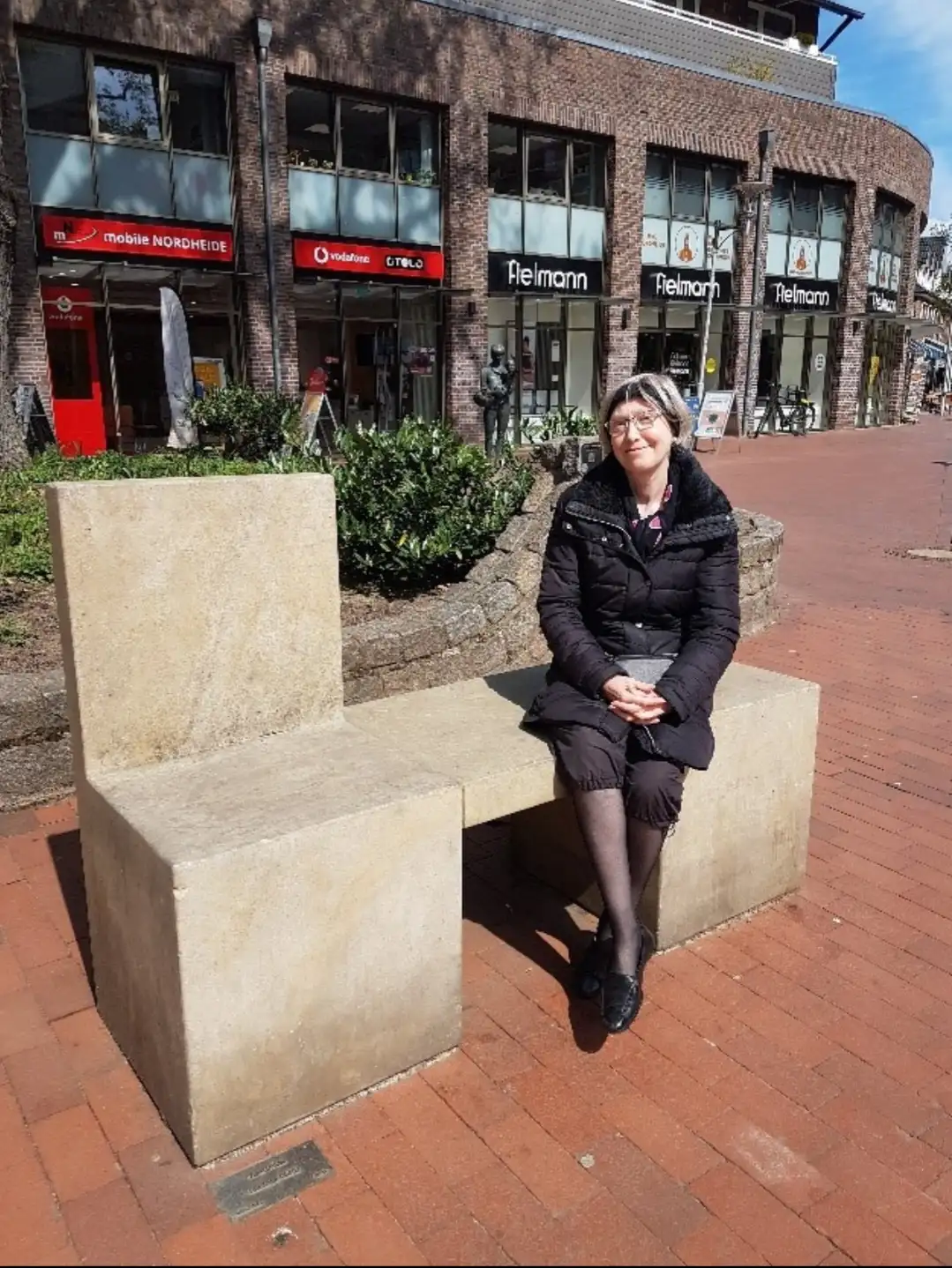 Christine Hatzinger auf einem Stuhl (Foto von Timm Ulrichs)