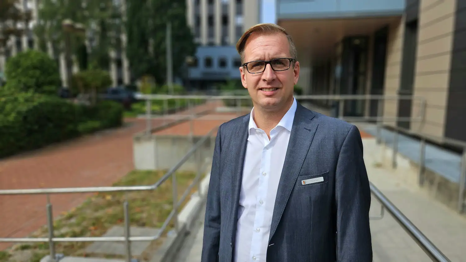 Landrat Stephan Siefken fordert den kirchlichen Träger des St. Bernhard-Hospitals auf, ernsthaft mit Helios über die Zukunft des Standorts in Brake zu verhandeln.