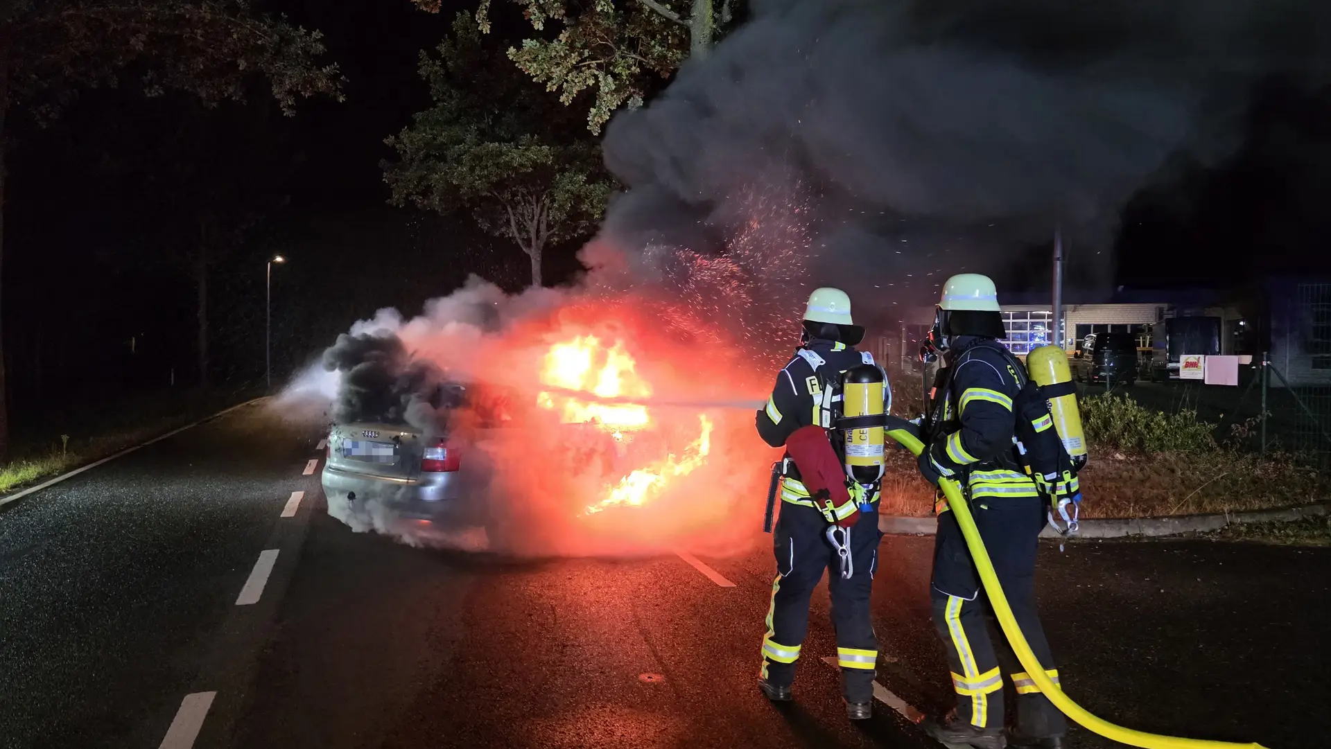 FW Celle: Verkehrsunfall in der Nacht - Pkw in Vollbrand
