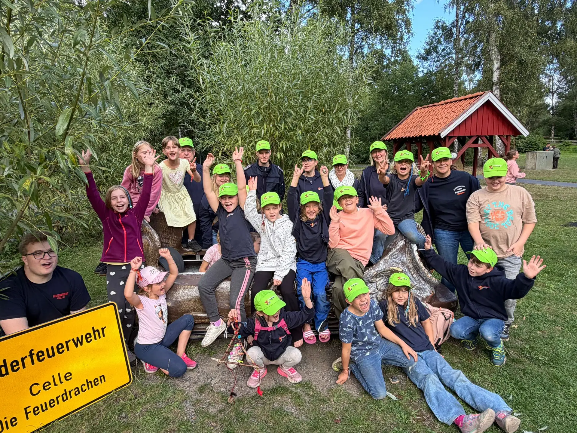 FW Celle: Neue Cappys für die "Feuerdrachen" - Kinderfeuerwehr Celle freut sich über großzügige Spende