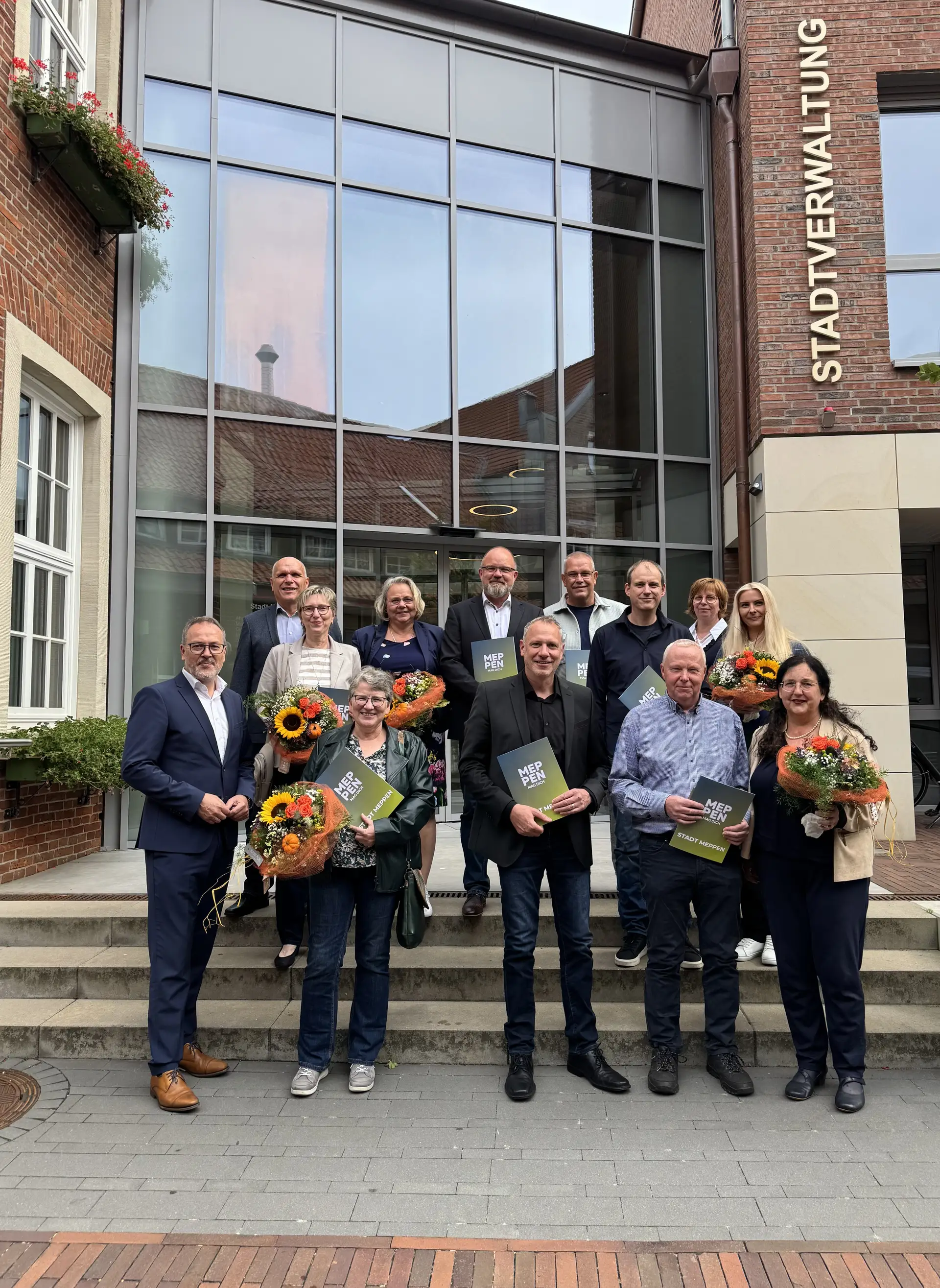 Bürgermeister Helmut Knurbein (links) gratulierte den Jubilar*innen, die zum Teil im Beisein ihre Partner*innen zur Feierstunde im Ratssaal erschienen waren.