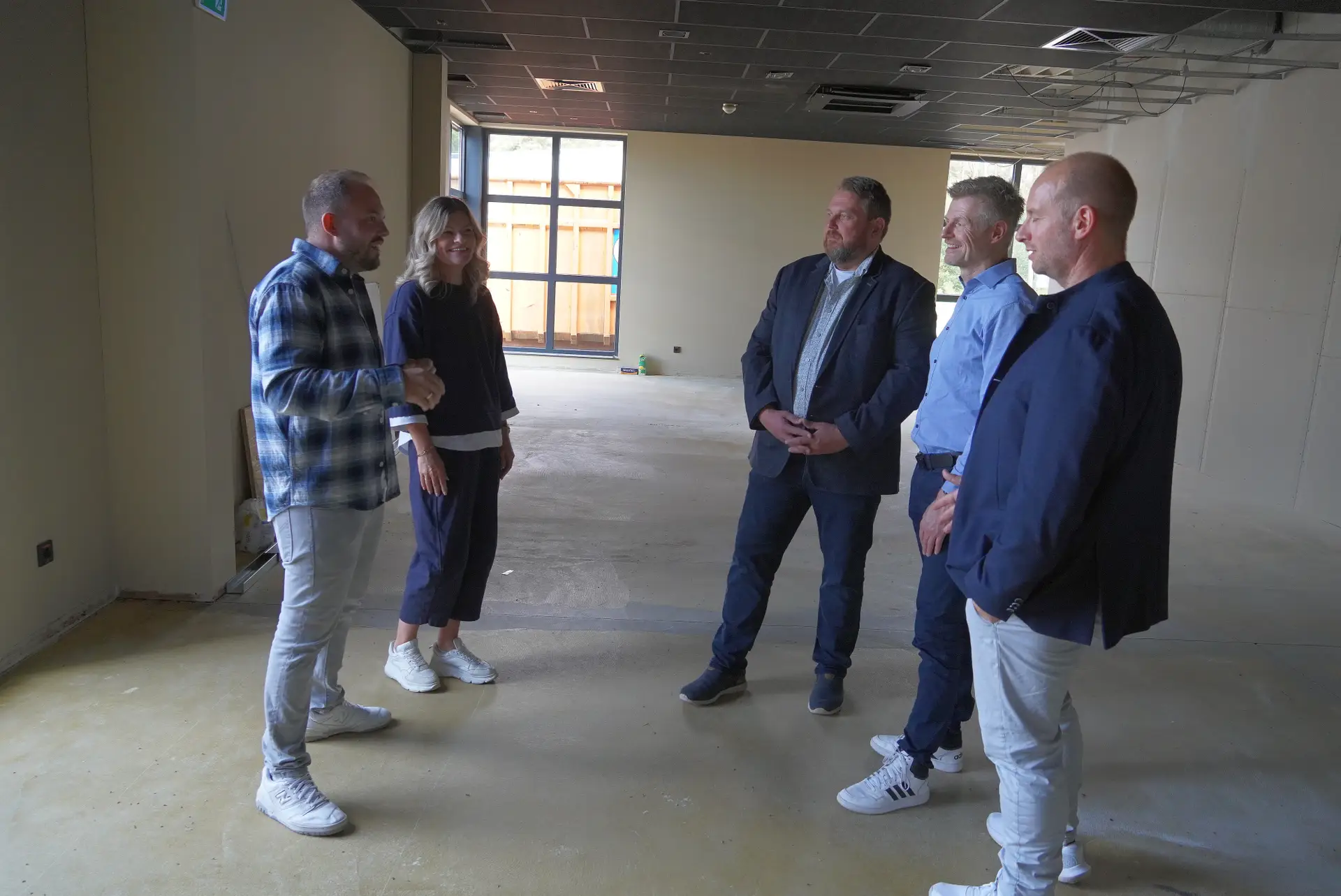Gründer Julien und Katja Rubbers (v. li.) stellten die Pläne Ortsbürgermeister Christoph Stafflage, Dietmar Lager von der Lingener Wirtschaftsförderung und Thomas Langer, Geschäftsführer von Langer ProjektPlus vor.
