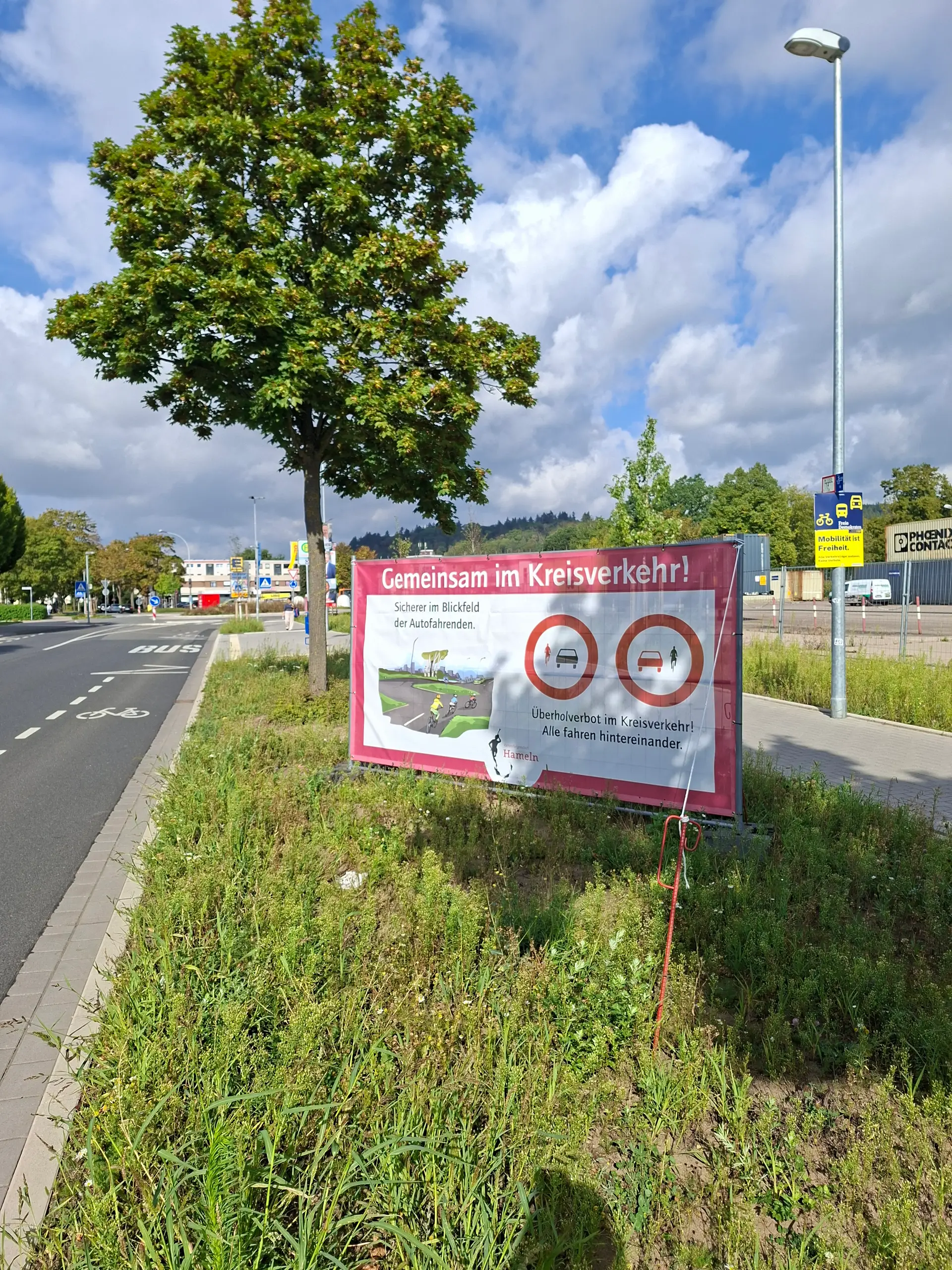 Banner mit Hinweisen zur Rücksichtnahme im Straßenverkehr am Reimesdeskamp.