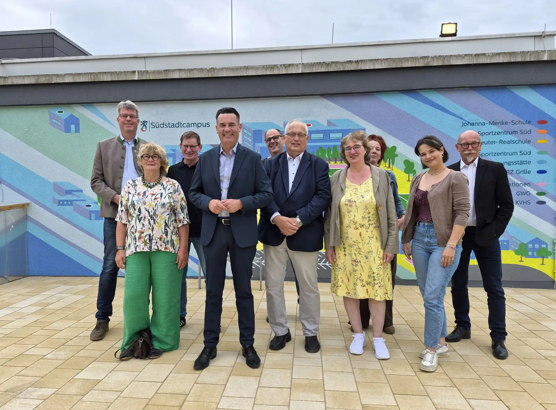 Vertreterinnen und Vertreter der Stadtverwaltung Gifhorn sowie der Ratsfraktionen nahmen den fertiggestellten Vorplatz in Augenschein.
