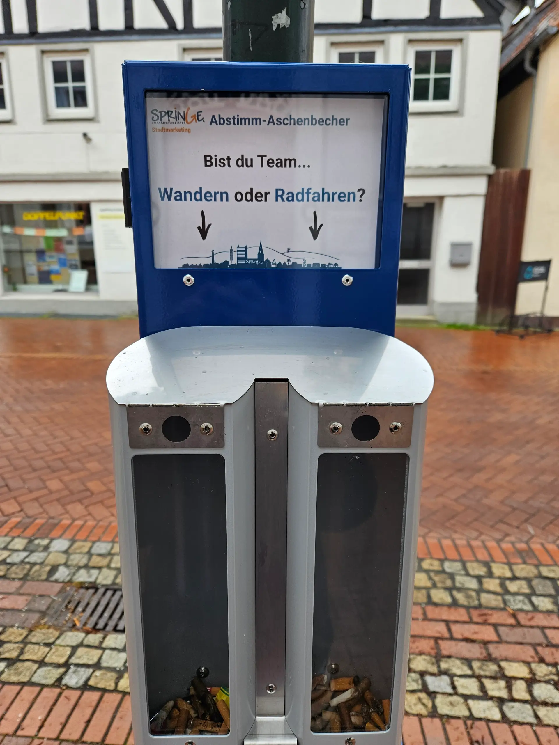 Abstimm-Aschenbecher vor dem Alten Rathaus in Springe.