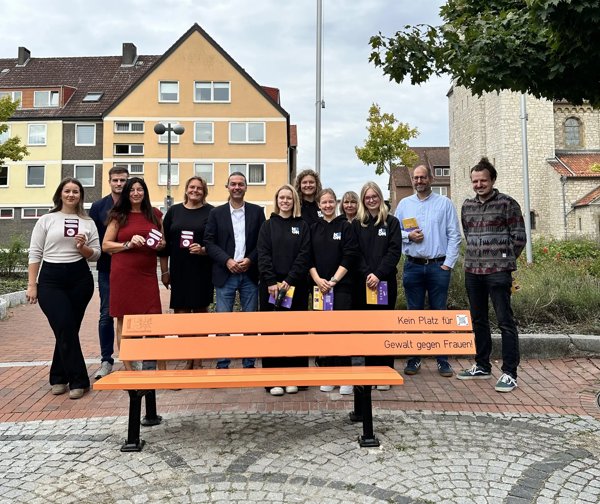 Orangefarbene Bank am Kreishaus Hildesheim setzt ein Zeichen gegen Gewalt gegen Frauen
