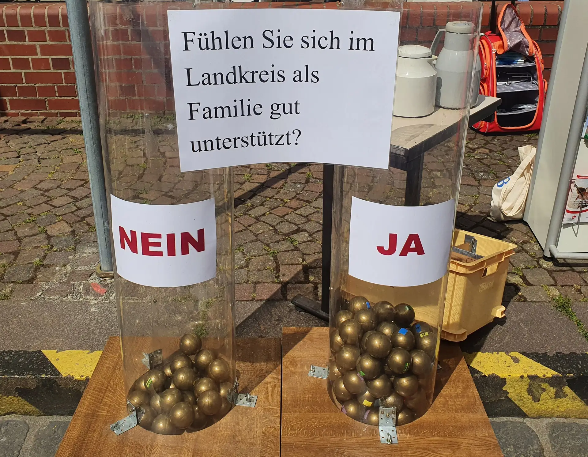 Kompliment an den Landkreis: Umfrage am Marktstand am vergangenen Weltkindertag. Landkreis Nienburg/Weser Pressestelle Kreishaus am Schloßplatz 31582 Nienburg