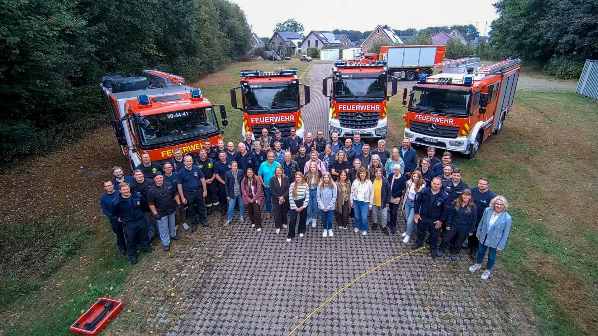Mitglieder des Katastrophenschutzstabes informieren sich bei der Feuerwehrtechnischen Zentrale in Nordhorn und tauschen sich mit der Kreisfeuerwehr über Aufgaben und Einsatzmittel aus.