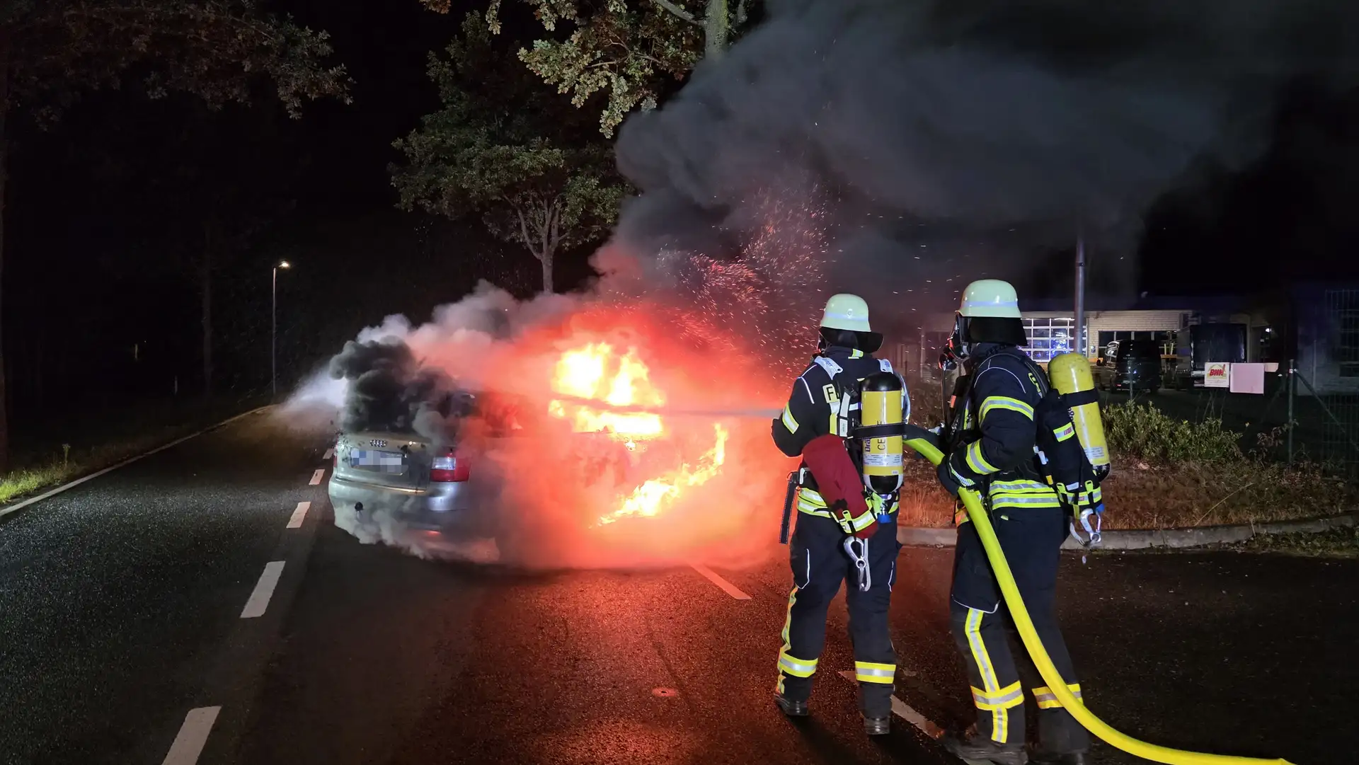 FW Celle: Verkehrsunfall in der Nacht - Pkw in Vollbrand
