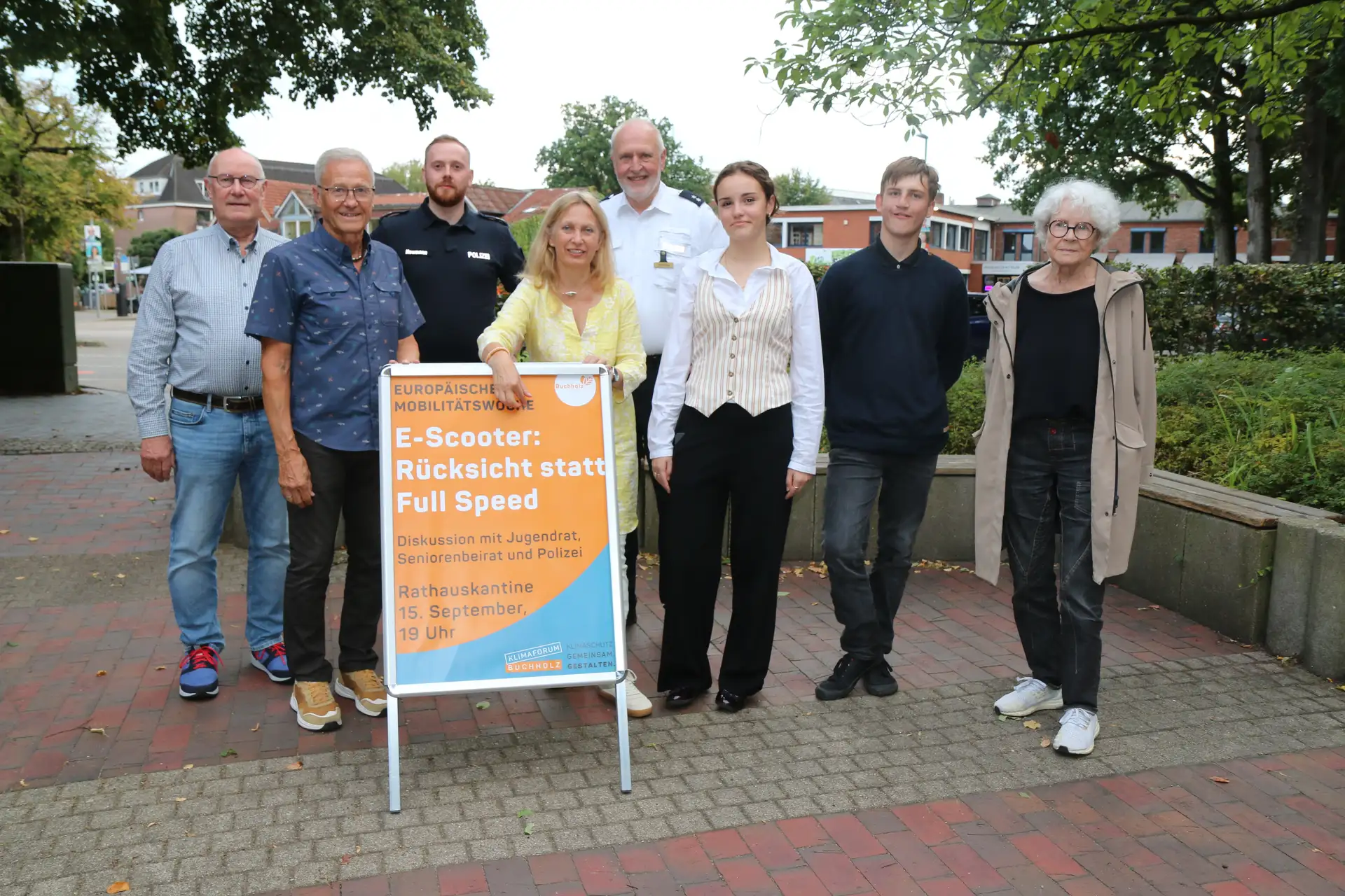 Personengruppe bei einer Podiumsdiskussion zum Thema E-Scooter; mehrere Teilnehmende stehen von links geordnet in Reihe.