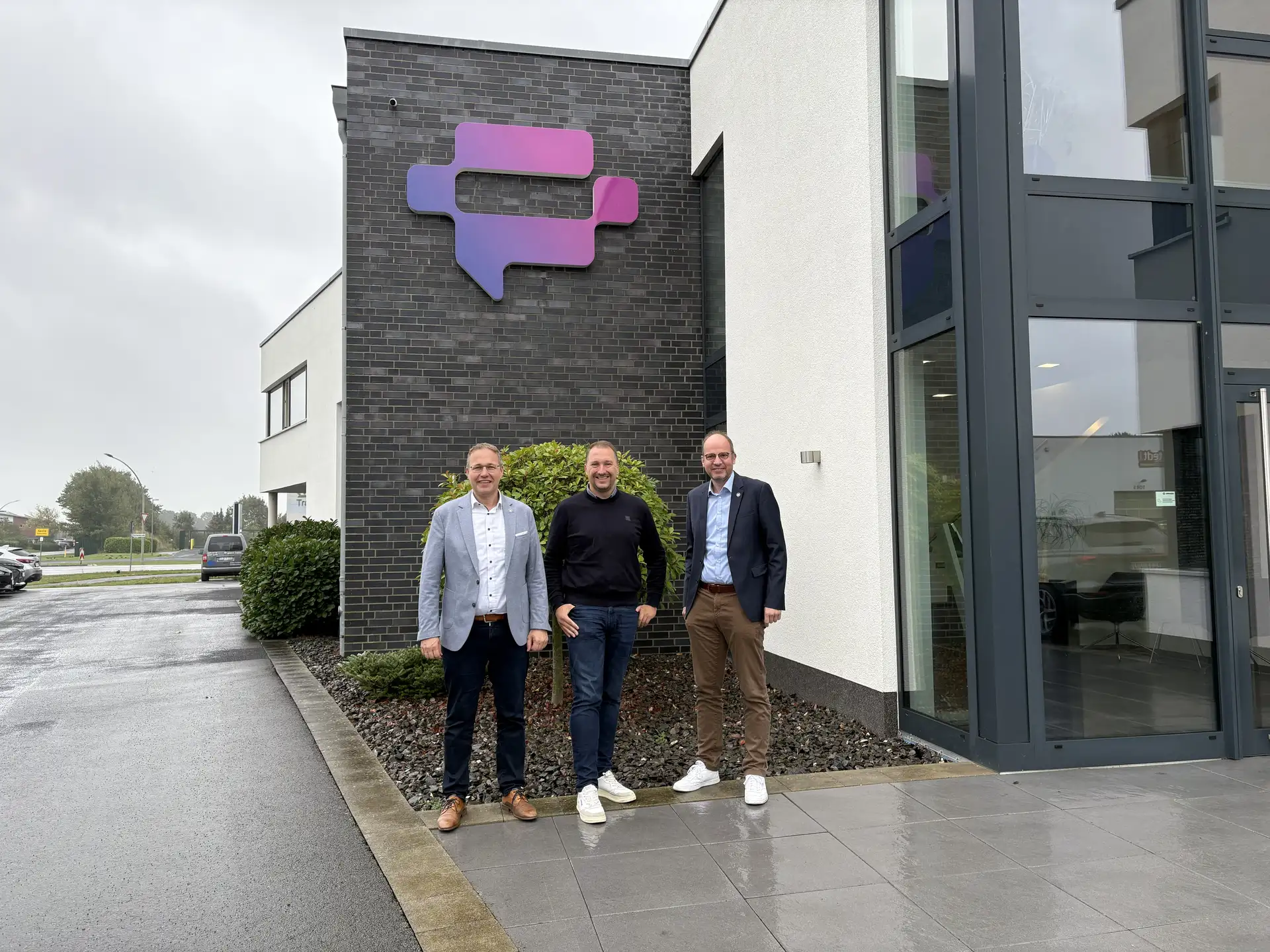 Samtgemeindebürgermeister Matthias Sils, Geschäftsleiter Daniel Knüwer und Wirtschaftsförderer Dr. Jens Konermann haben sich bei dem Besuch bestens ausgetauscht.