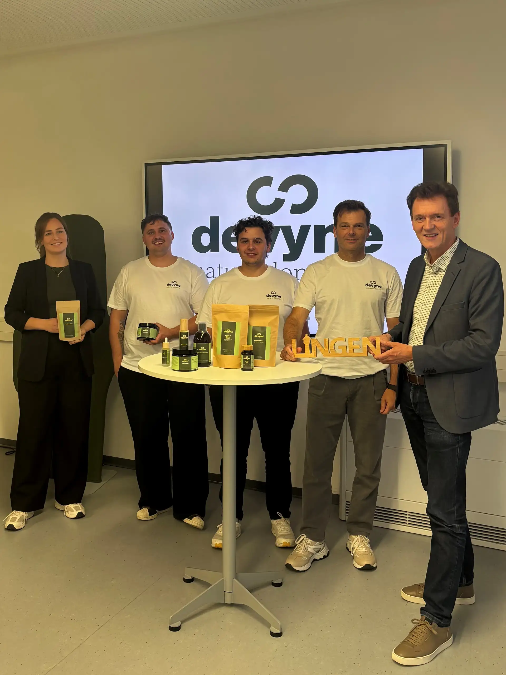 v.l.n.r.: Sophia Gebken (Wirtschaftsförderung), die drei Gesellschafter Vincent Brinker, Simon Brinker und Ernst Trapp, Oberbürgermeister Dieter Krone.