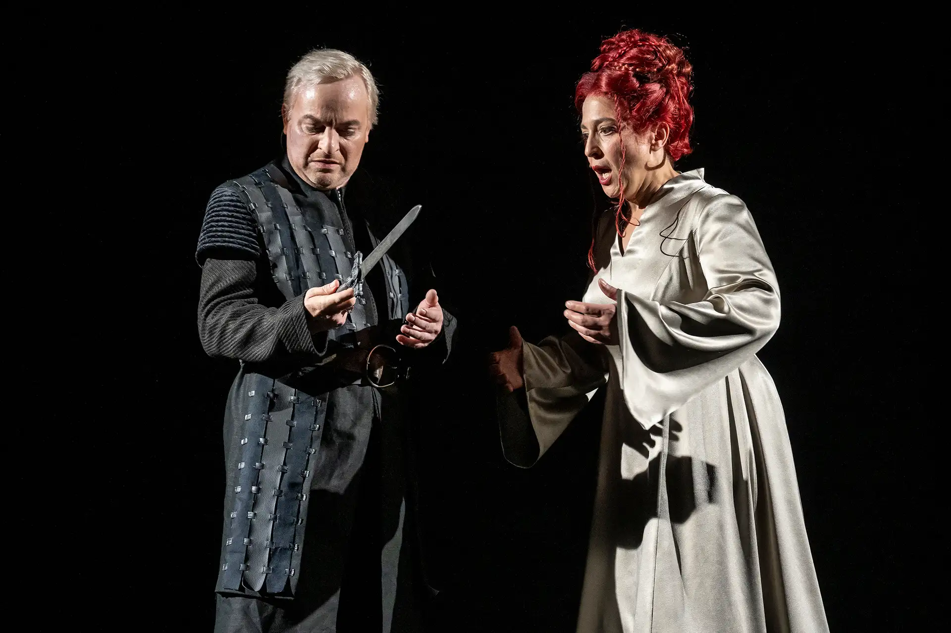 Ungeprüft: Foto zu „Macbeth“ mit einer Person auf der Bühne (Details nicht aus der Mail belegbar).