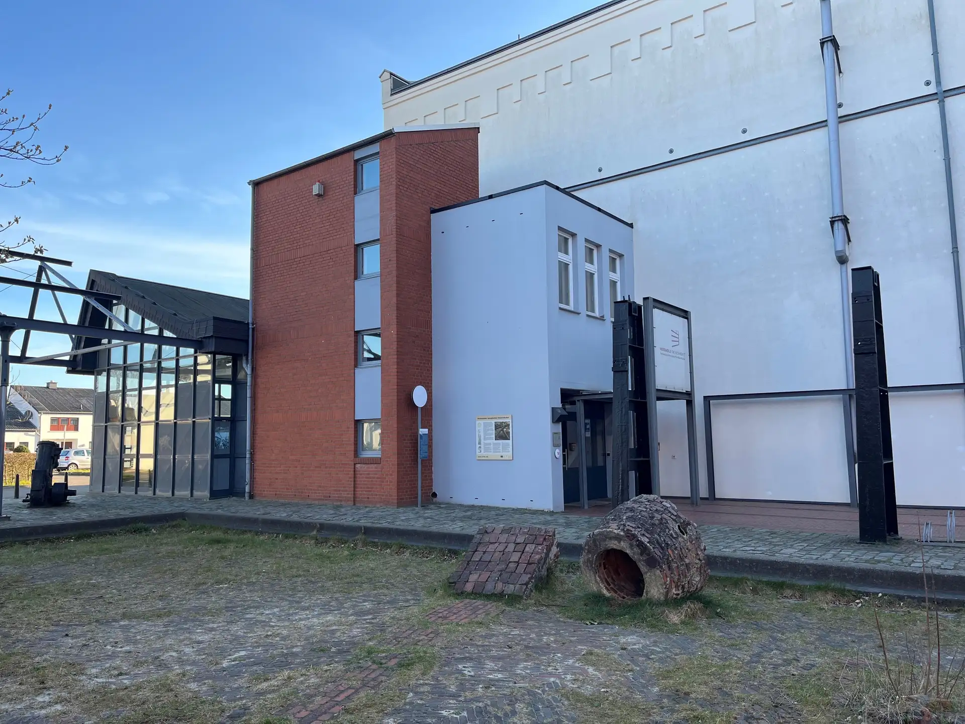 Außenaufnahme des Fabrikmuseums bzw. eines Gebäudes auf dem Museums- und Industriegelände.