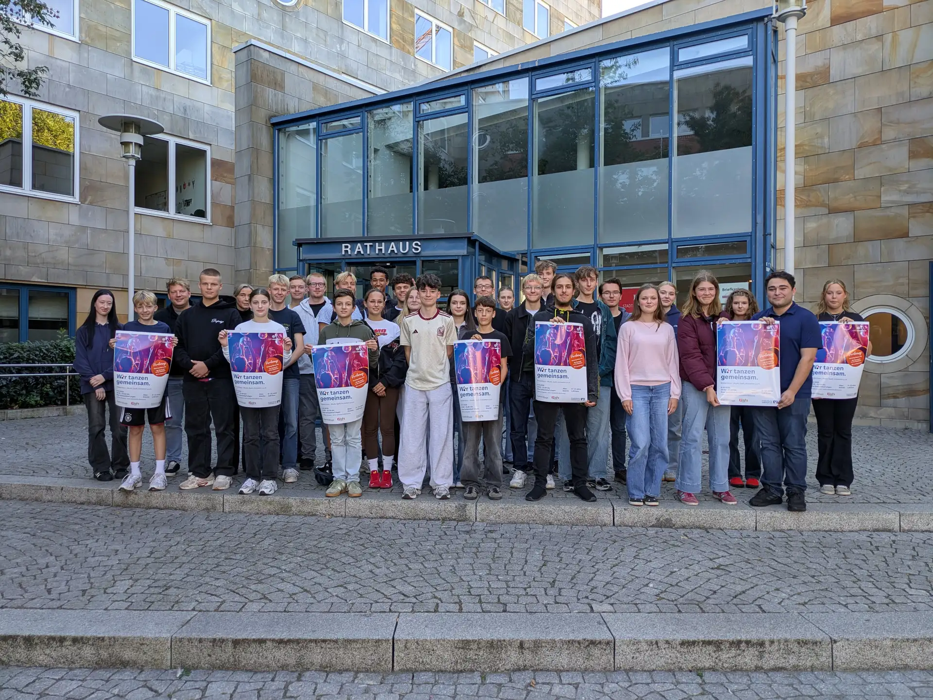 Kinderdisco zum Beginn der Herbstferien: eine Gruppe Kinder bei einer Veranstaltung in einem Saal.