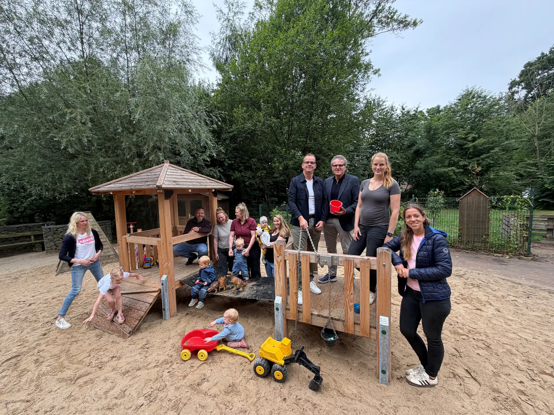 Kinder, Eltern, Förderverein und Unternehmen haben das neue Highlight auf dem Spielplatz der Natur-Erlebnis-Kita am Berg in Schledehausen ermöglicht.