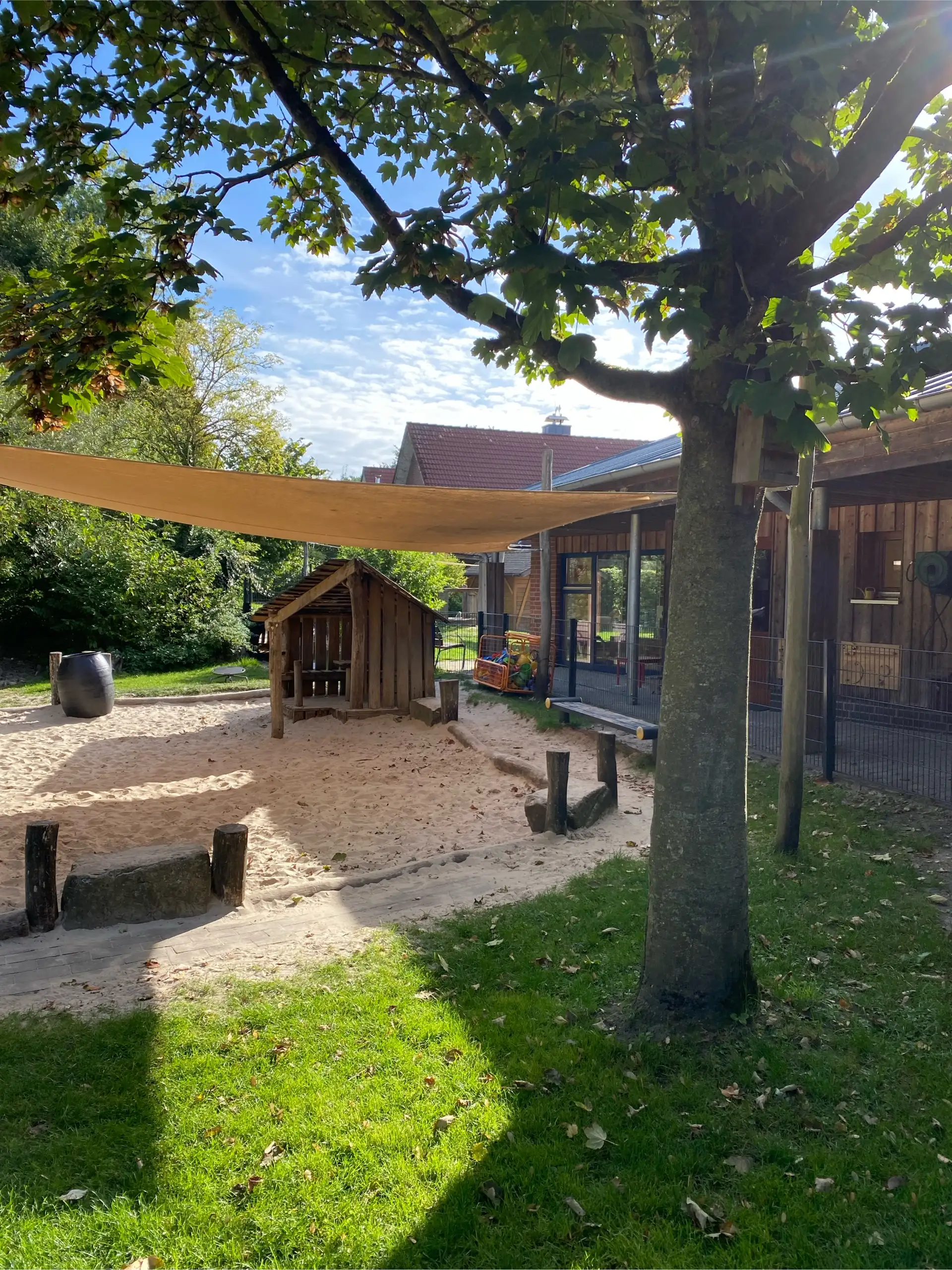 Außenbereich eines Kindergartens, vermutlich der Spielplatz der Kita „Haus des Kindes“ in Lingen beim „Tag des offenen Spielplatzes“.