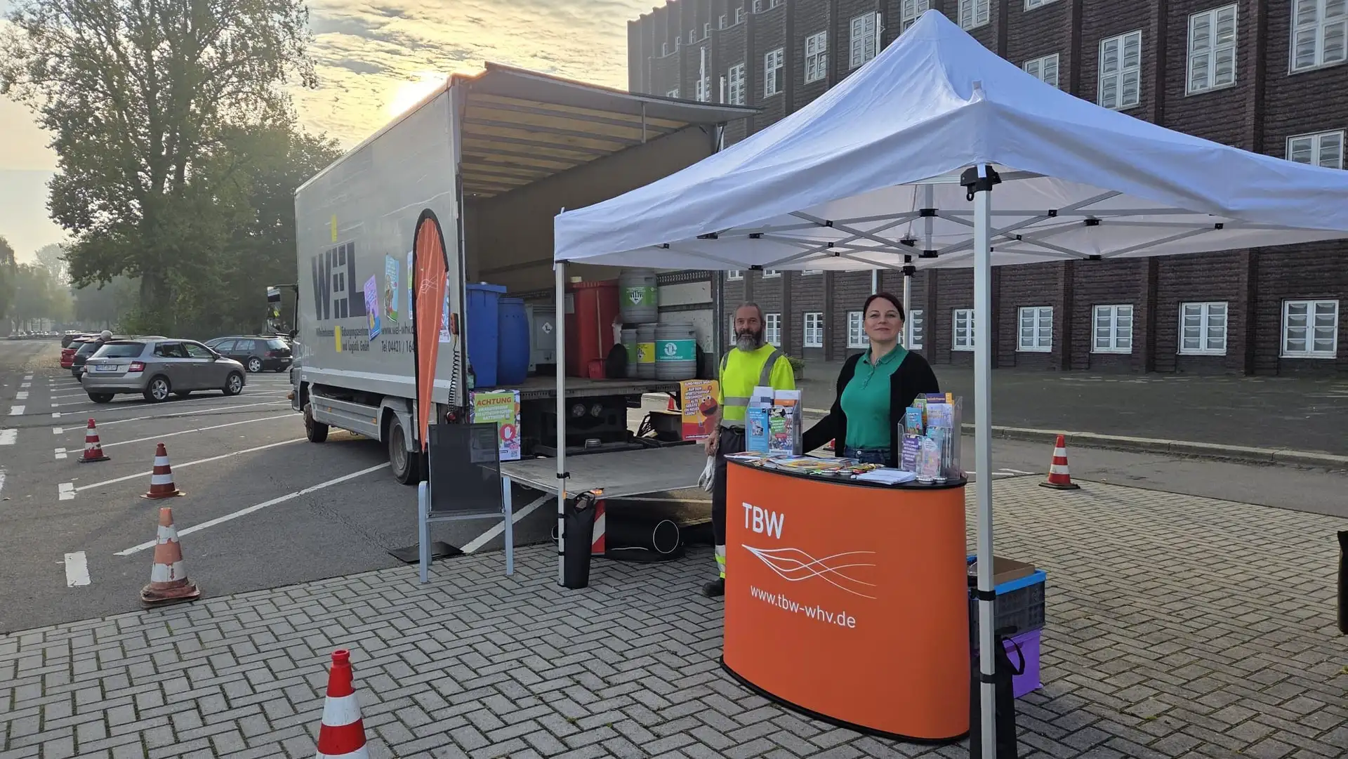 Bernd Krzensk und Patricia Schlotmann bei einer Sammelaktion für Elektroschrott und Batterien auf dem Rathausplatz.
