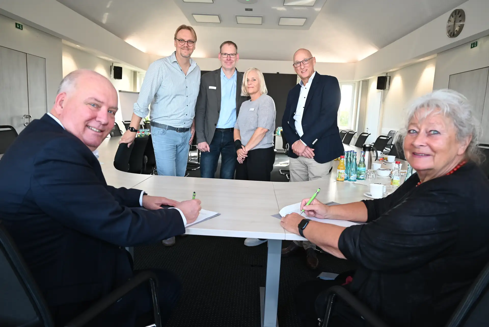 Sechs Personen stehen gemeinsam für ein Foto.