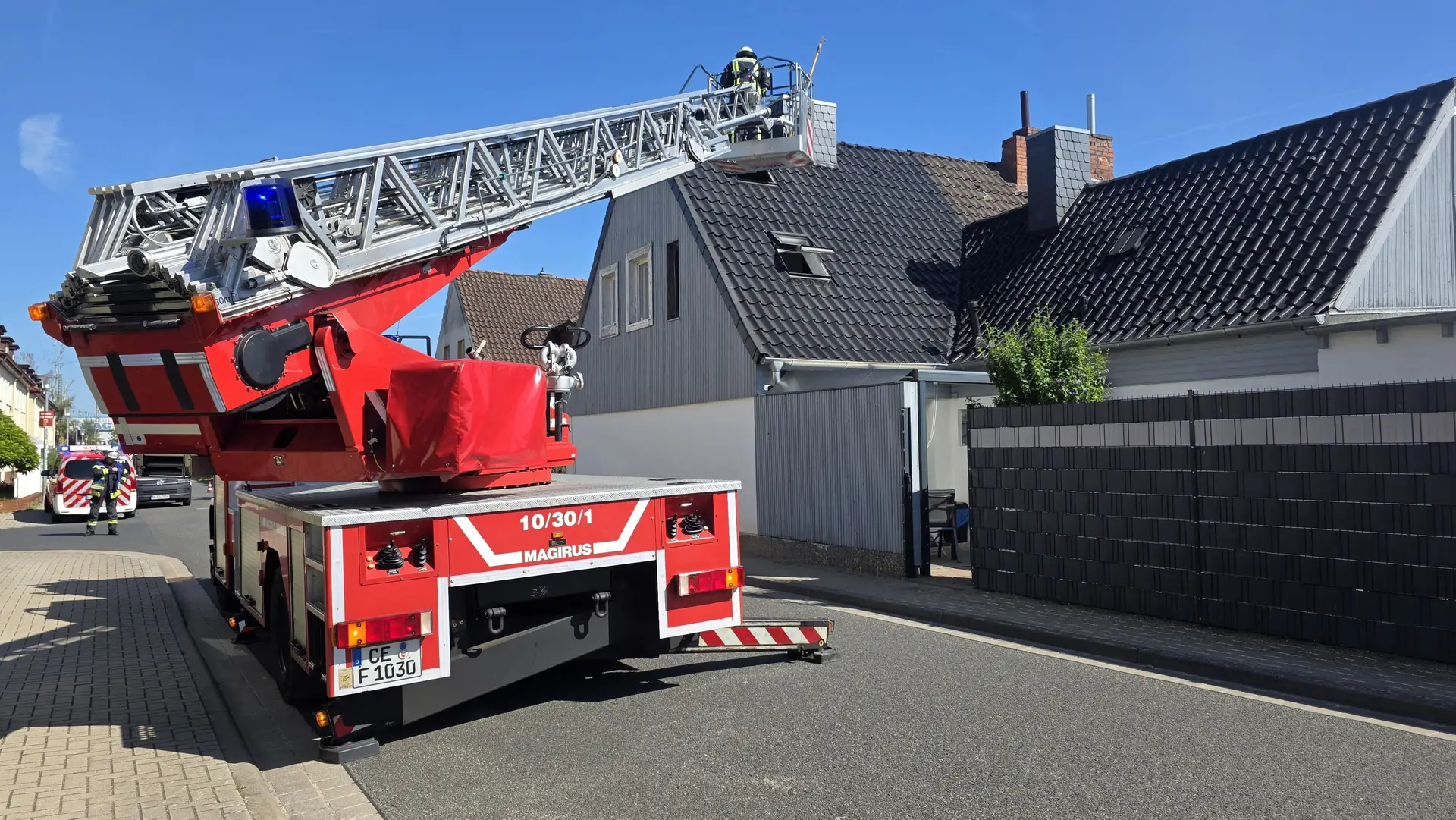 FW Celle: Feuer im Dachstuhl eines Wohnhauses