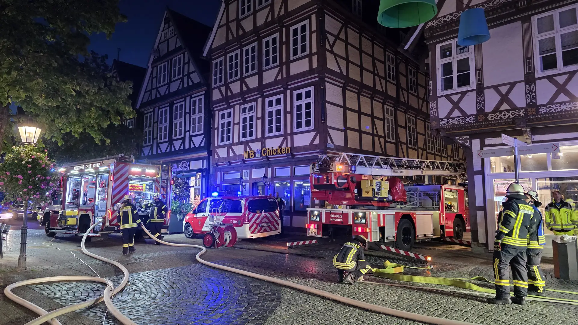FW Celle: Feuer in der historischen Altstadt von Celle - eine Person gerettet