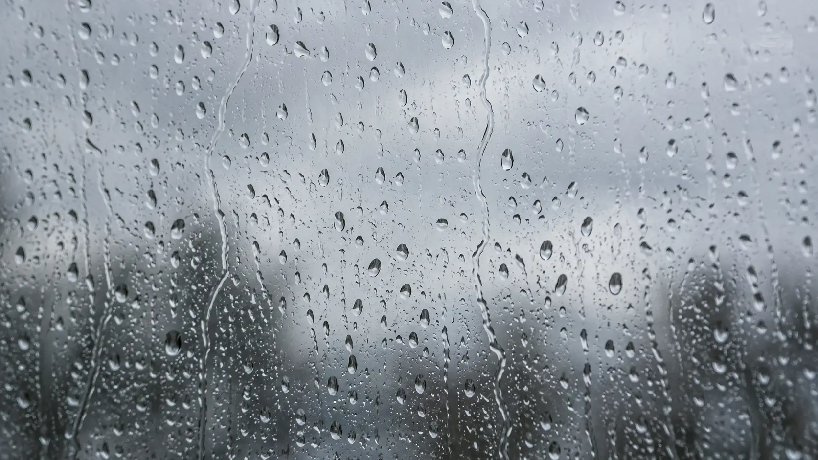 Regen auf einer Fensterscheibe