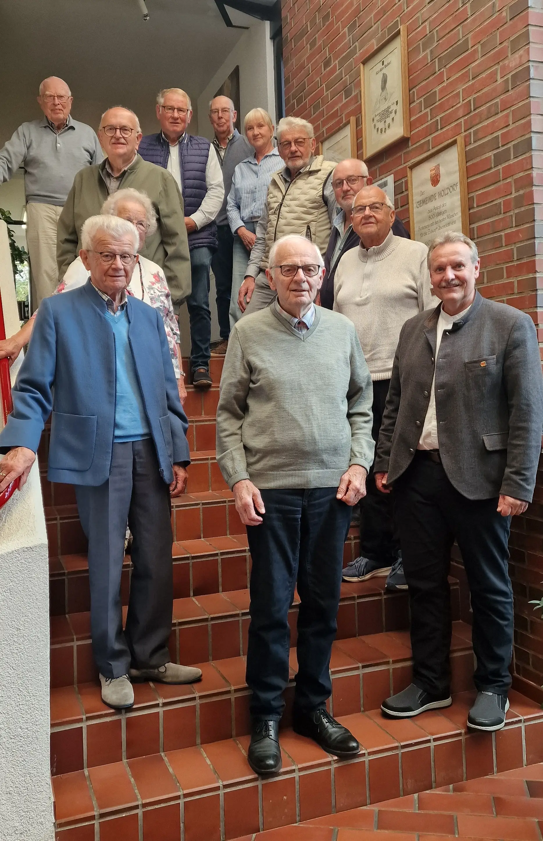 Herr Josef Hackmann steht in der ersten Reihe in der Mitte.