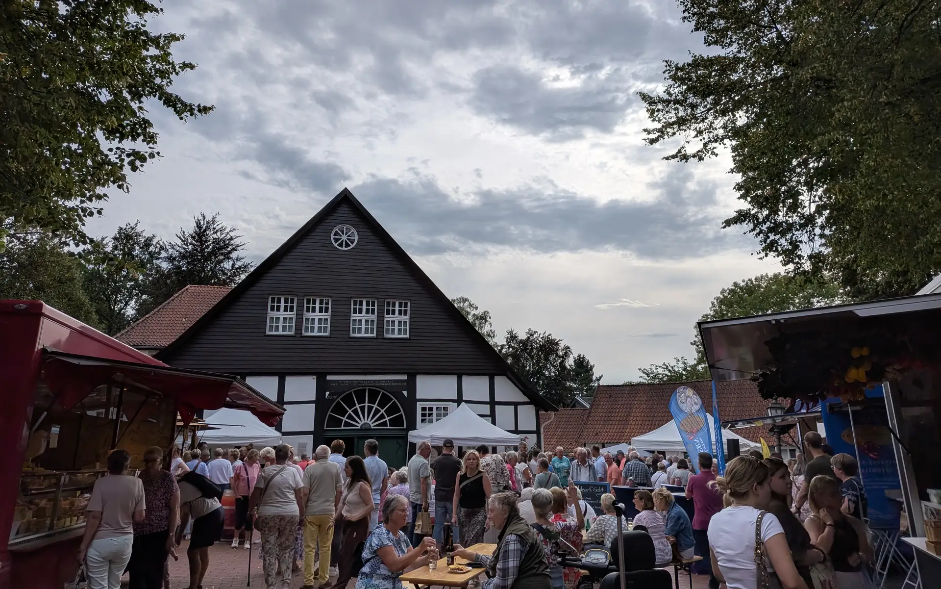 Große Resonanz beim ersten Hagener Feierabendmarkt am Alten Pfarrhaus