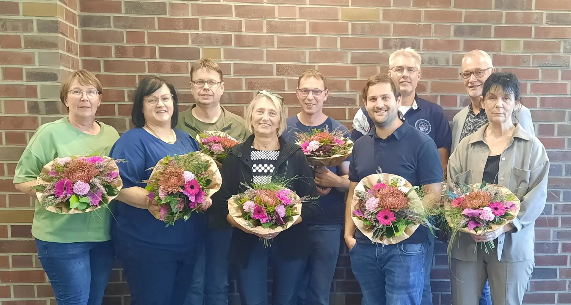Gruppe von neun Beschäftigten und Bürgermeister Günter Harders bei einer Ehrung und Gratulation zu Dienstjubiläen, Hochzeitstagen und Ruhestand.