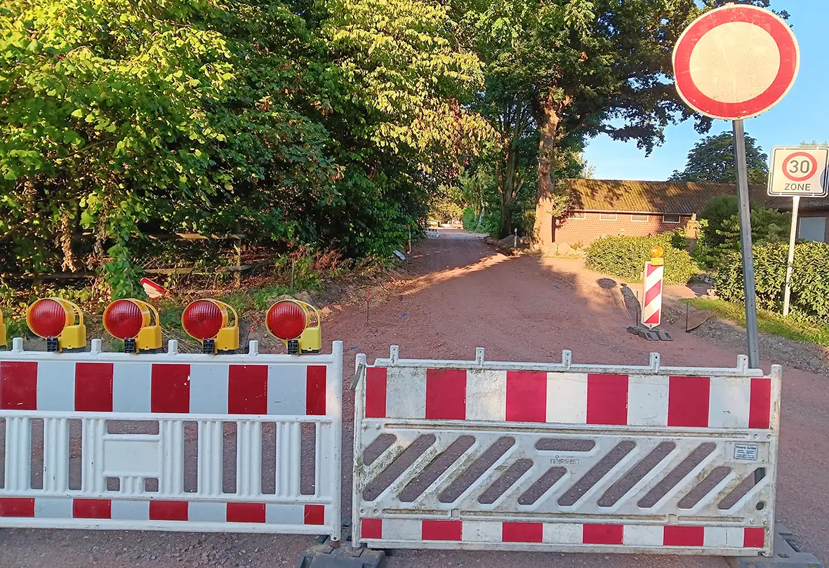Kreuzung Ziegelhofstraße mit Blick in die Freesienstraße während der Erschließungsarbeiten für das neue Baugebiet: Dieser Knotenpunkt wird ab Mittwoch neu asphaltiert und dafür gesperrt.