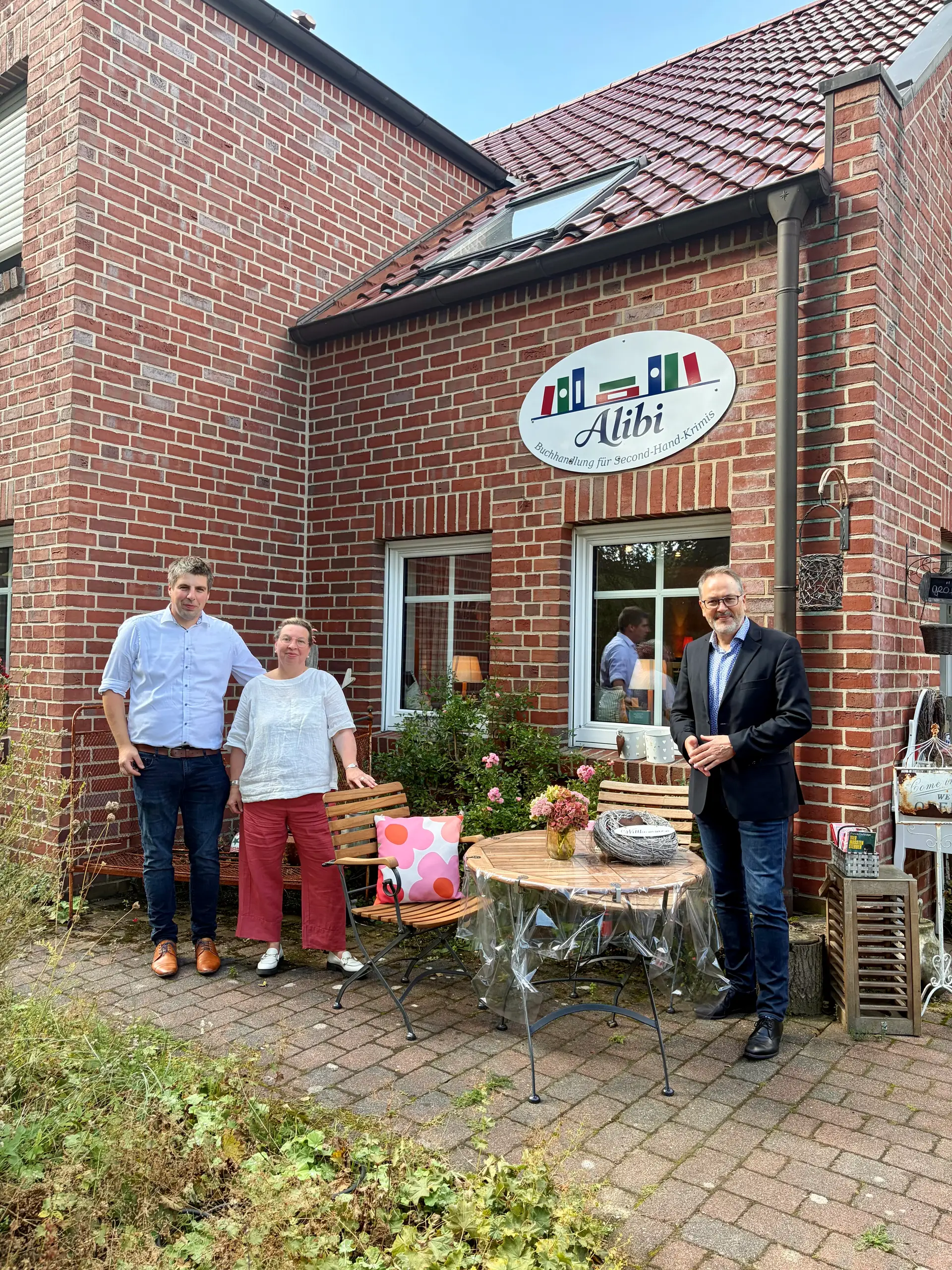 Bürgermeister Helmut Knurbein (rechts) und Wirtschaftsförderer Alexander Kassner (links) gratulierten Corinna Muss-Opitz (Mitte) zur Eröffnung ihrer Buchhandlung für Second-Hand-Krimis „Alibi“.