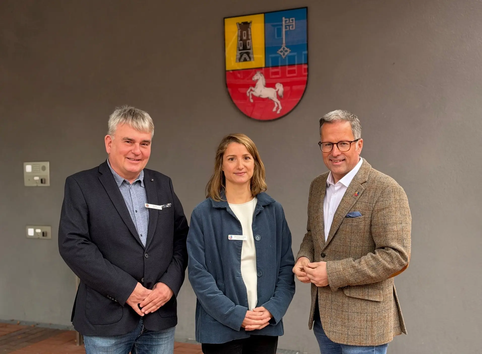Bildzeile: Möchten Lehrer für die Stader Region gewinnen: Landrat Kai Seefried, Amtsleiter Kai-Ulrich Baak und Bildungsmanagerin Laura-Johanne Zimmermann.