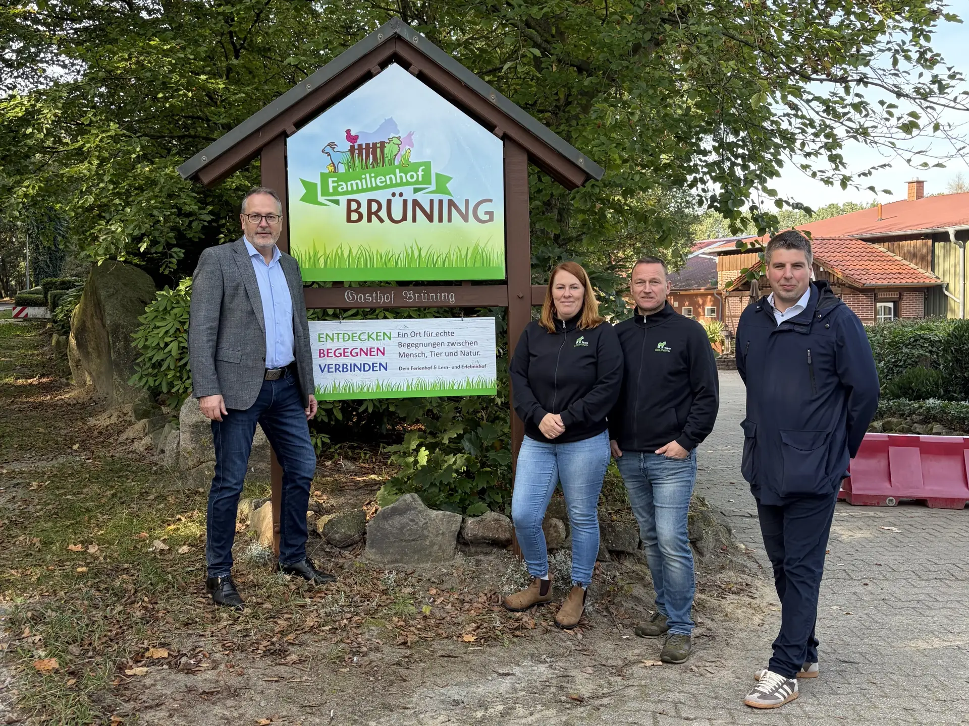 Bürgermeister Helmut Knurbein (links) und Wirtschaftsförderer Alexander Kassner (rechts) gratulierten Verena und Raimund Brüning (Mitte) zum 35-jährigen Bestehen ihres Familienhofes.