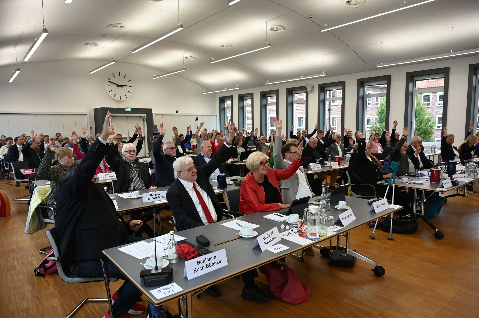 Bildzeile 1: Blumen für den Verwaltungsvize: Landrat Kai Seefried gratuliert dem Ersten Kreisrat Thorsten Heinze zur Wiederwahl.